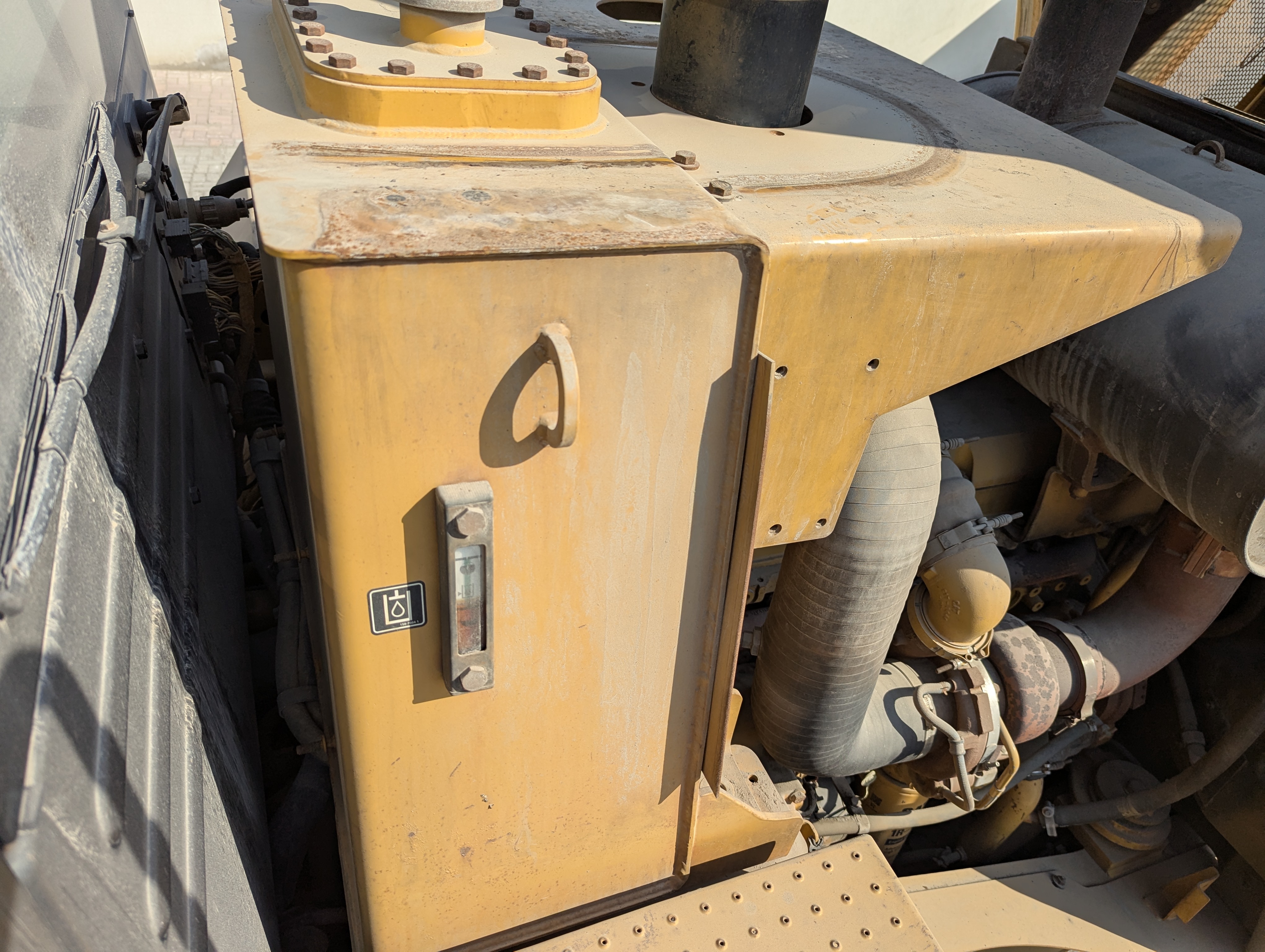 WHL-012-Cat-966H-Wheel-loaders-inspection-Hydraulics-Hydraulic-Tank-1