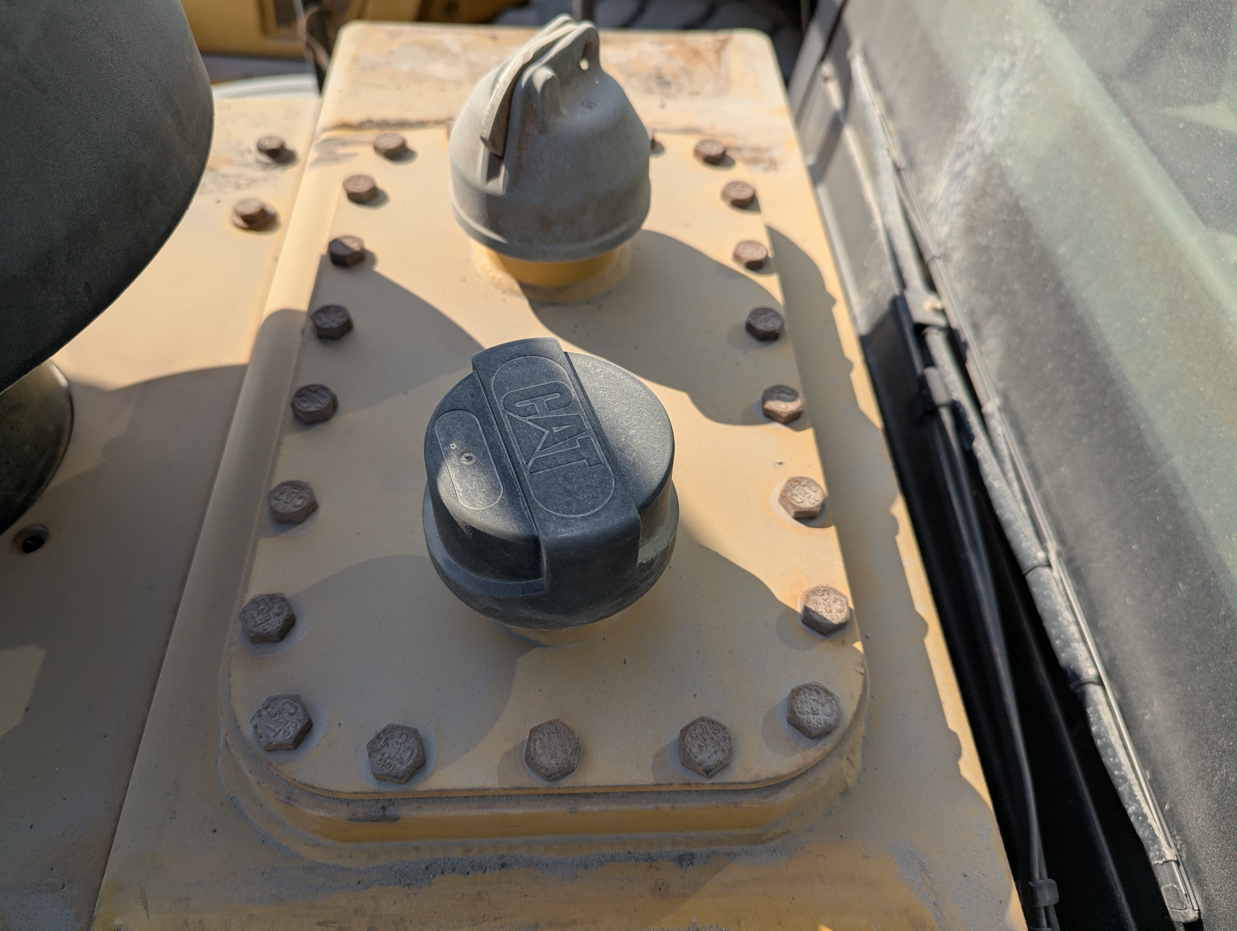 WHL-012-Cat-966H-Wheel-loaders-inspection-Hydraulics-Hydraulic-Tank-1