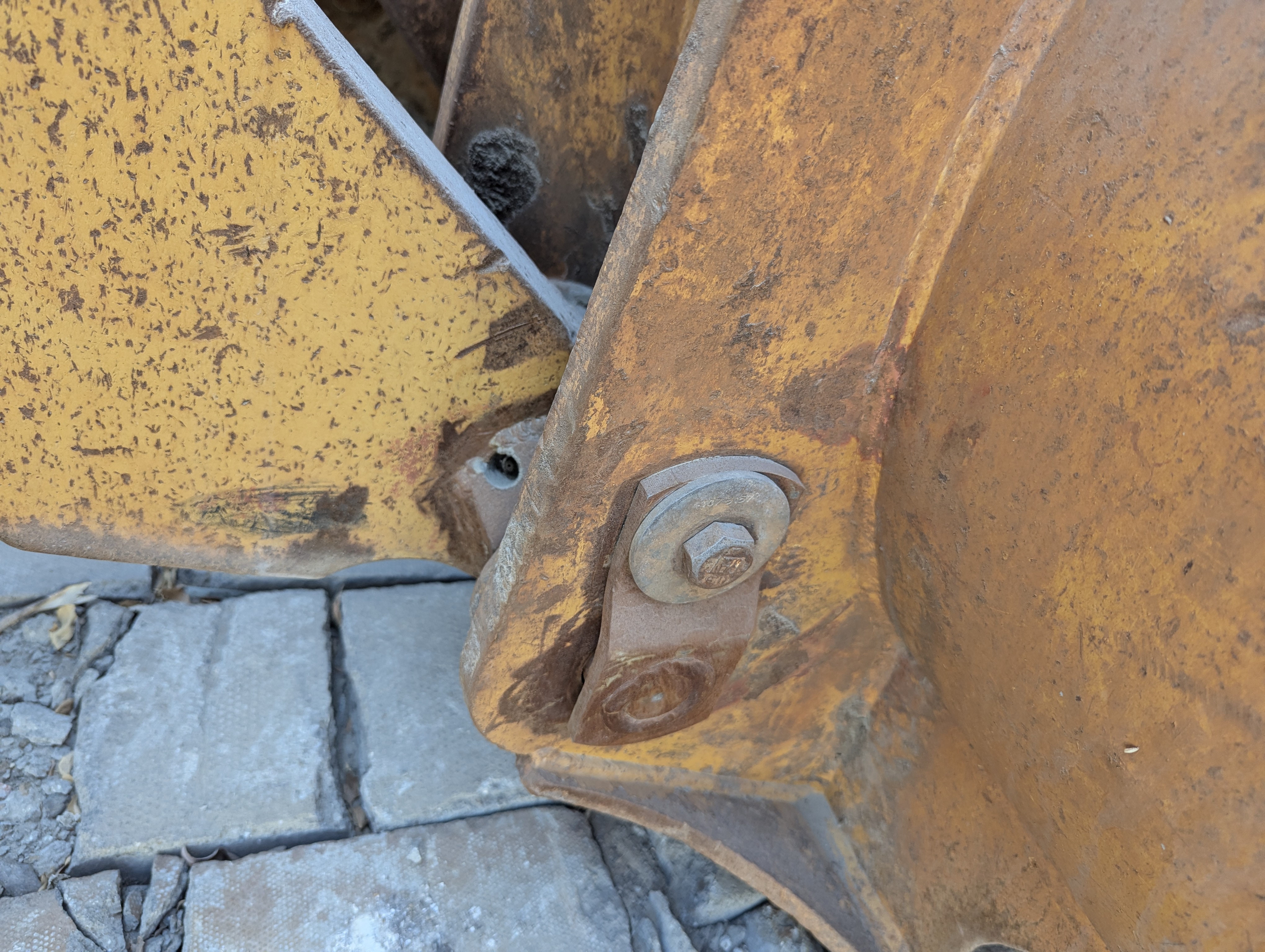 WHL-012-Cat-966H-Wheel-loaders-inspection-Hydraulics-Hydraulic-pins-/-locks-1