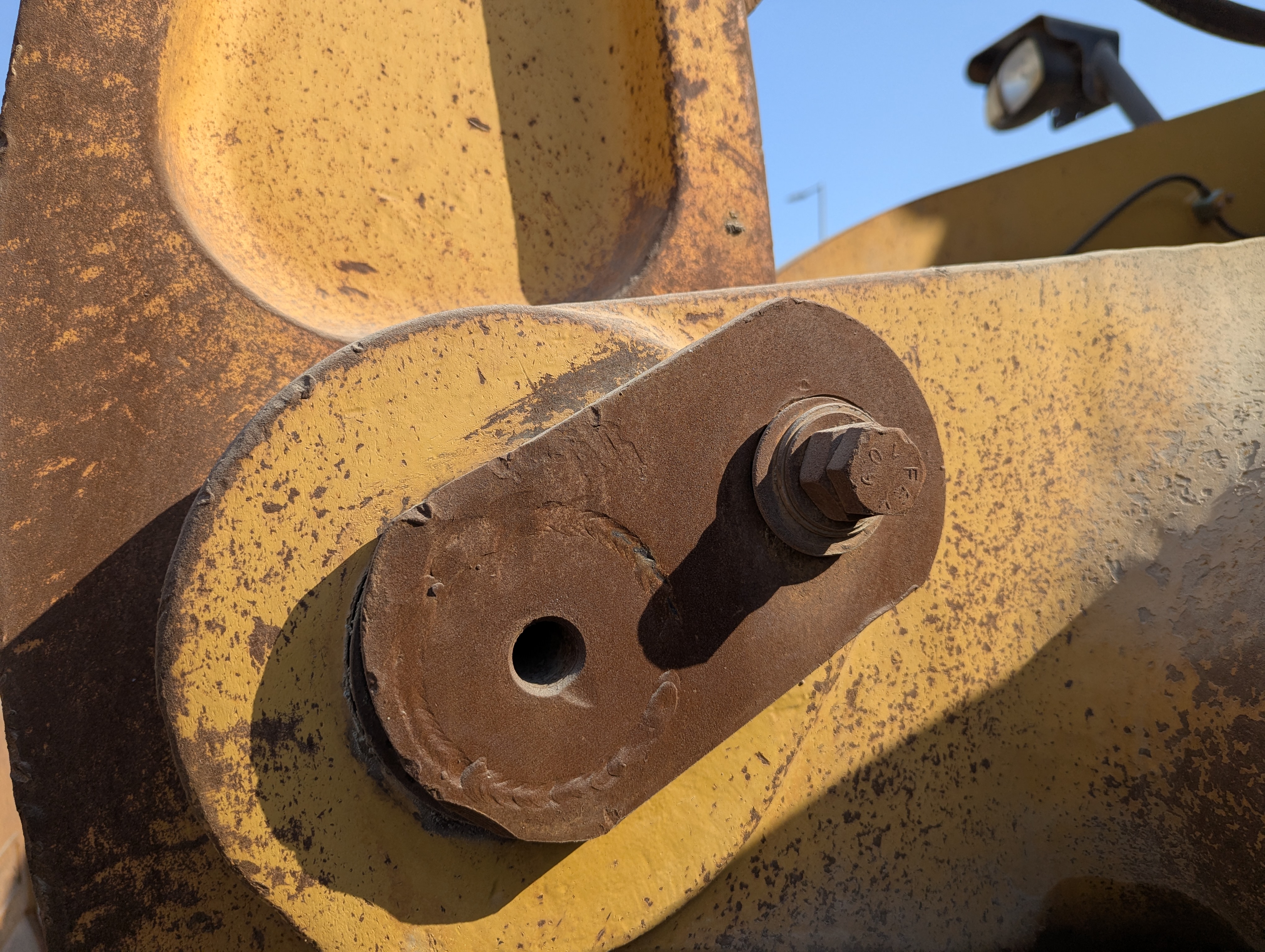 WHL-012-Cat-966H-Wheel-loaders-inspection-Hydraulics-Pins-and-bushings-lift-arm-to-bucket-1