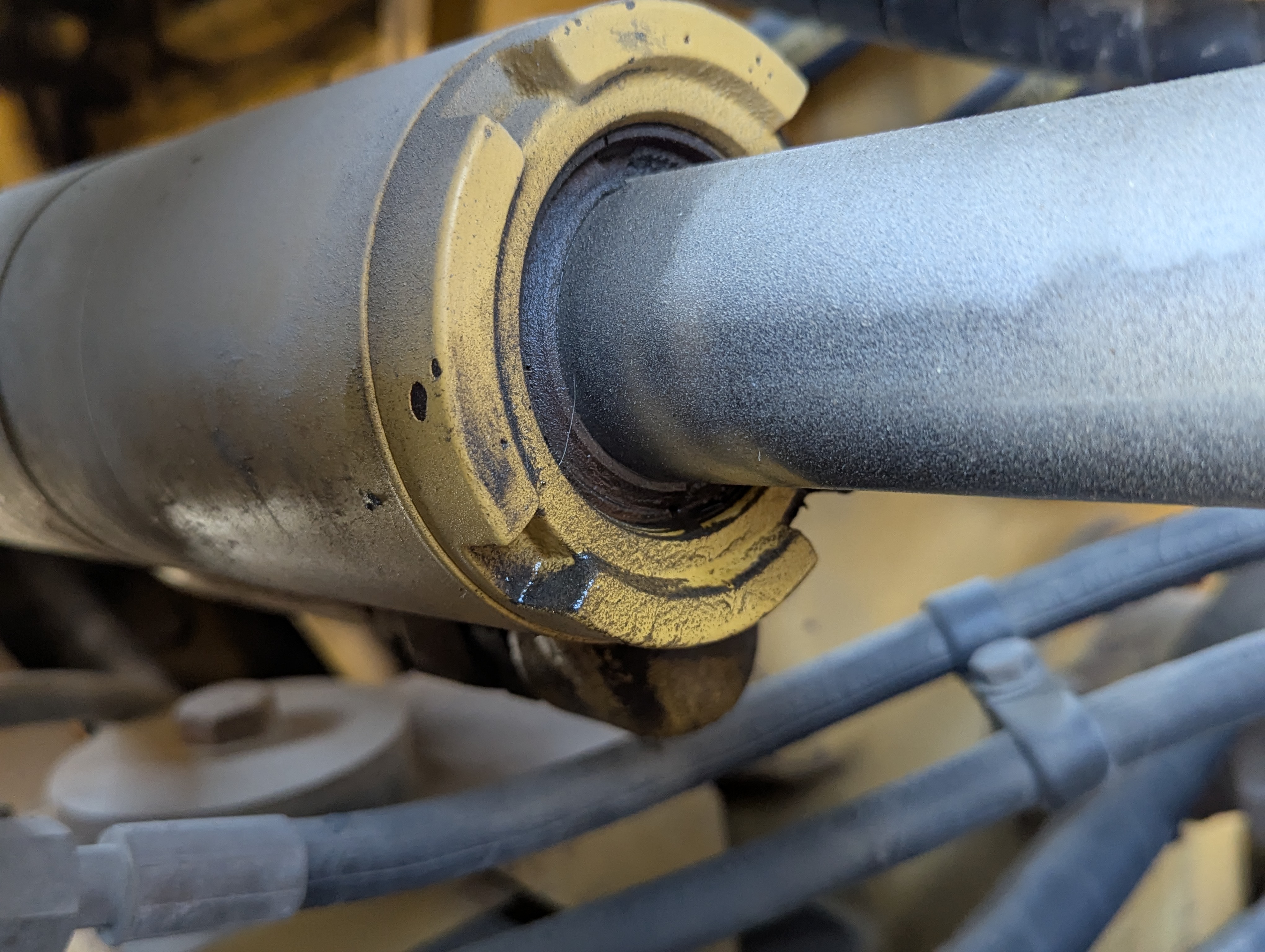 WHL-012-Cat-966H-Wheel-loaders-inspection-Hydraulics-Steering-cylinders-1