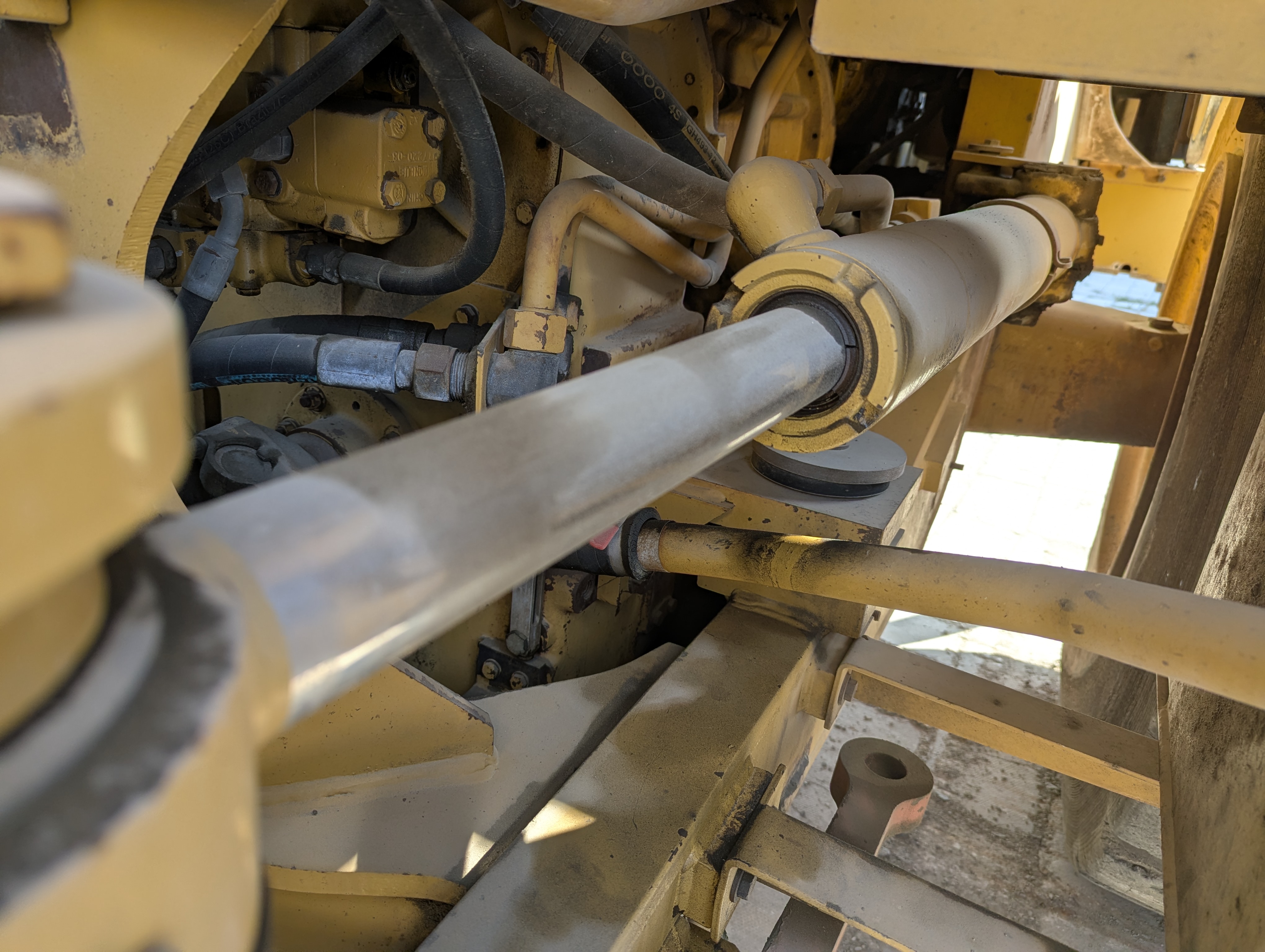 WHL-012-Cat-966H-Wheel-loaders-inspection-Hydraulics-Steering-cylinders-1