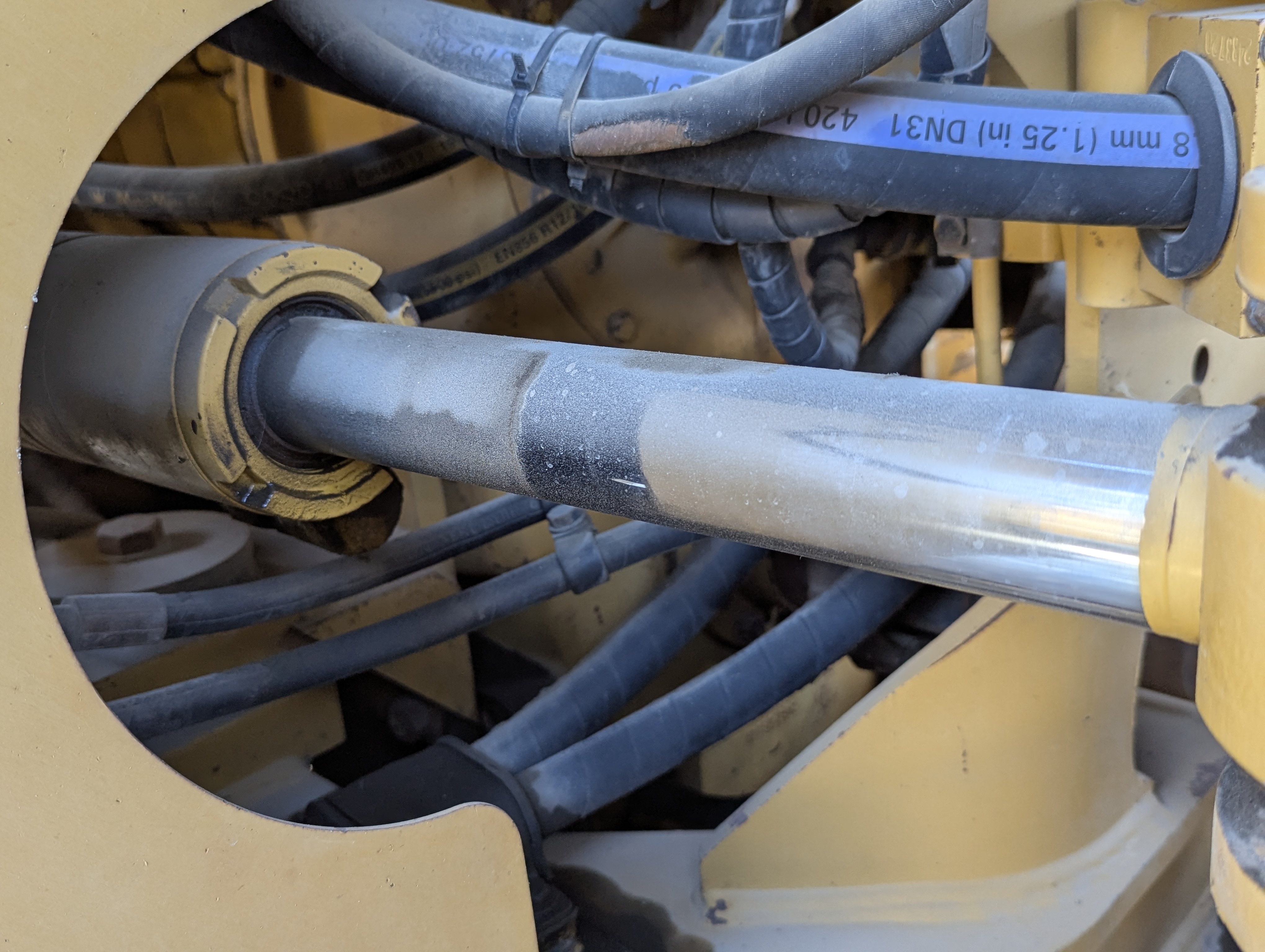 WHL-012-Cat-966H-Wheel-loaders-inspection-Hydraulics-Steering-cylinders-1