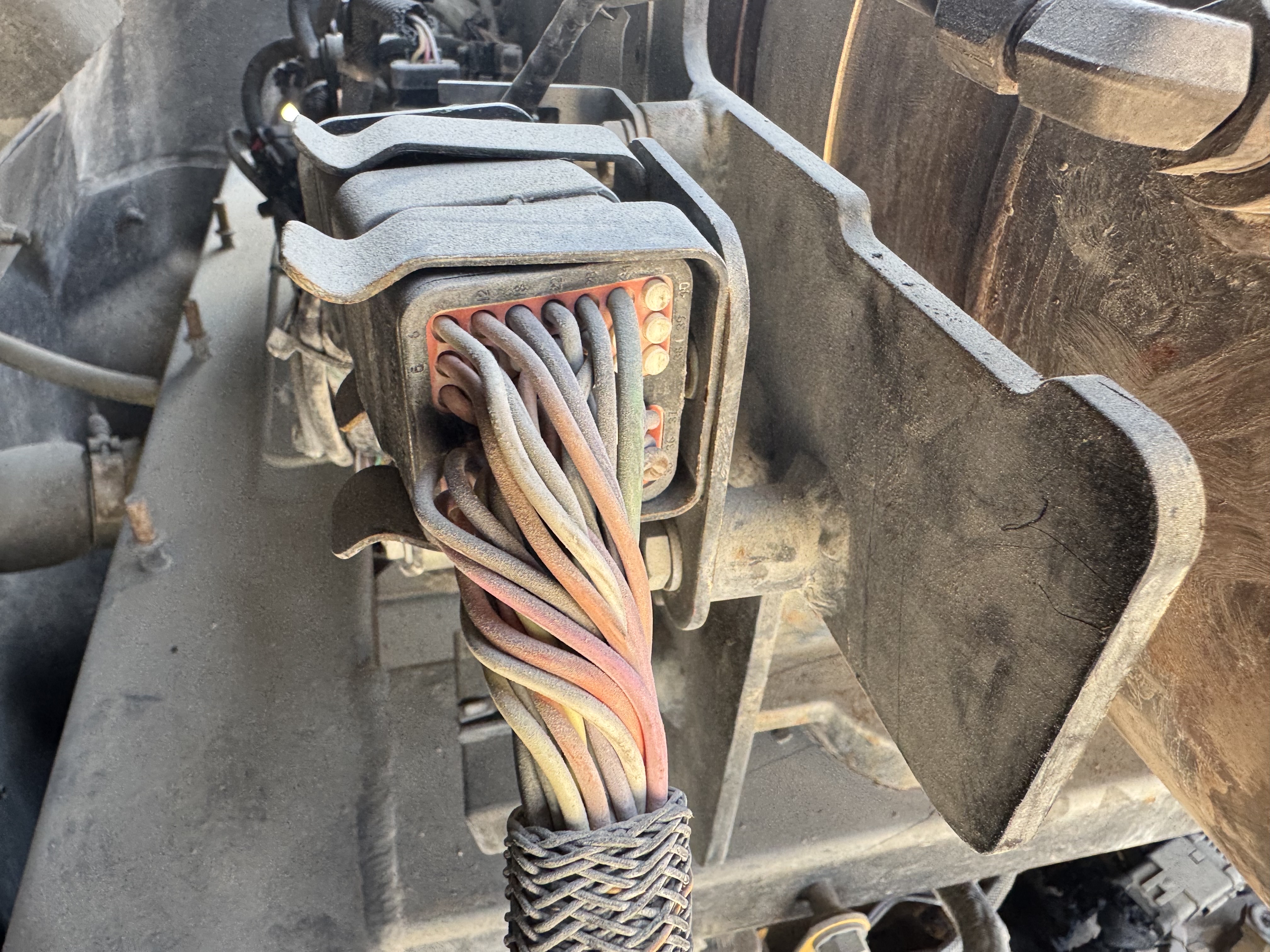 WHL-014-Cat-980K-Wheel-loaders-inspection-Electronic-Main-harness-3