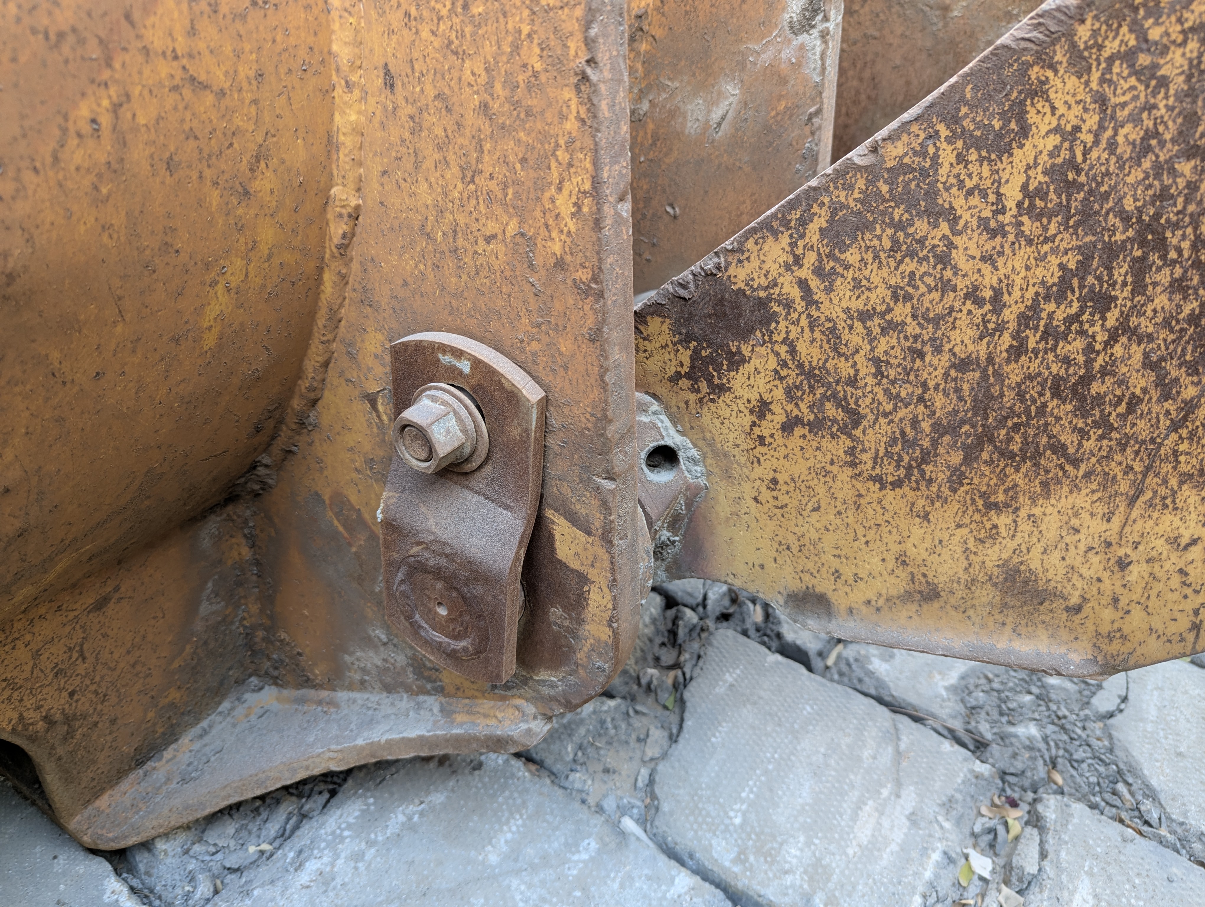 WHL-012-Cat-966H-Wheel-loaders-inspection-Safety-Hydraulic-pins-/-locks-1
