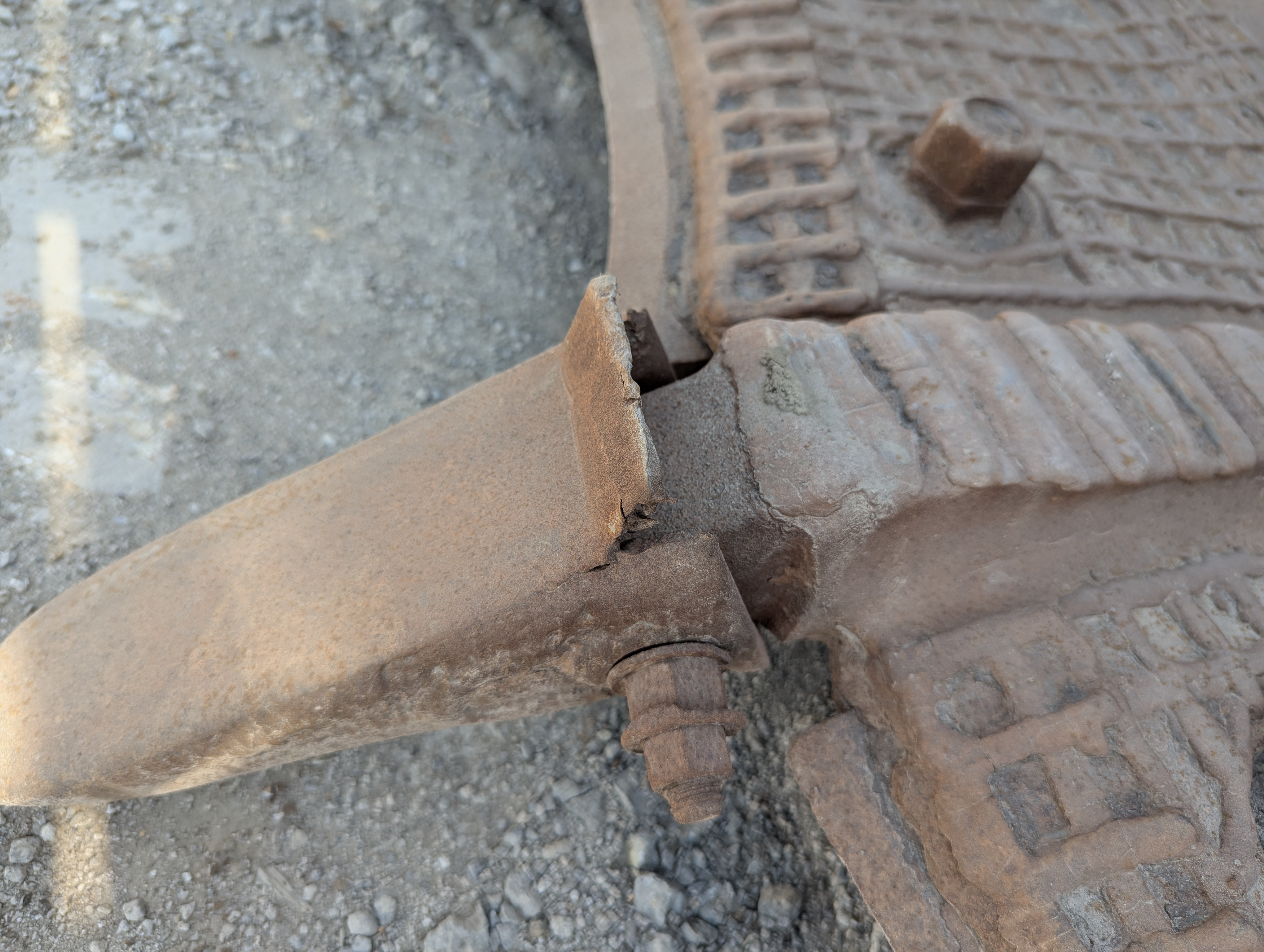 WHL-012-Cat-966H-Wheel-loaders-inspection-Attachments-Loader-bucket-cutting-edge/teeth-2