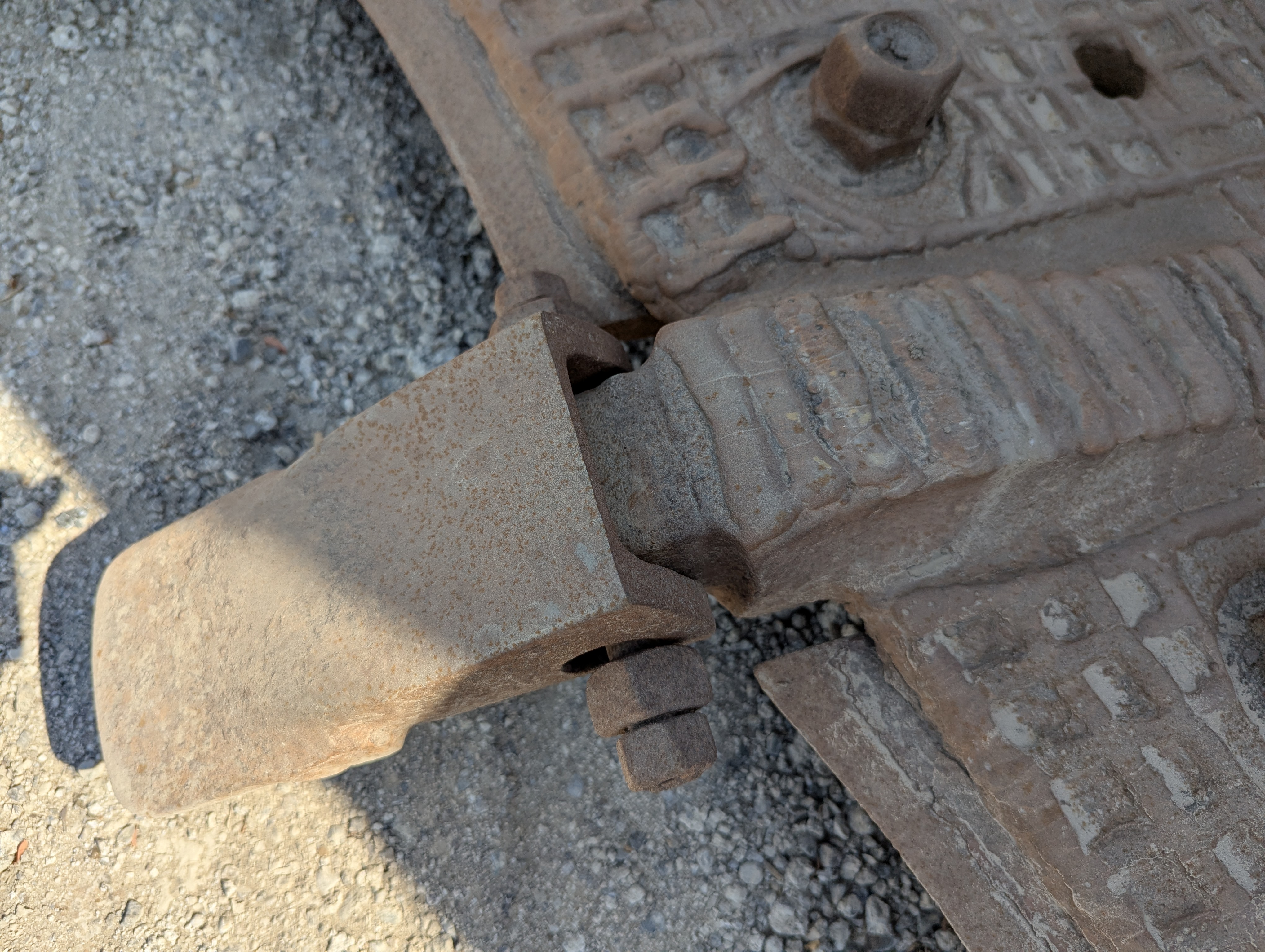 WHL-012-Cat-966H-Wheel-loaders-inspection-Attachments-Loader-bucket-cutting-edge/teeth-2