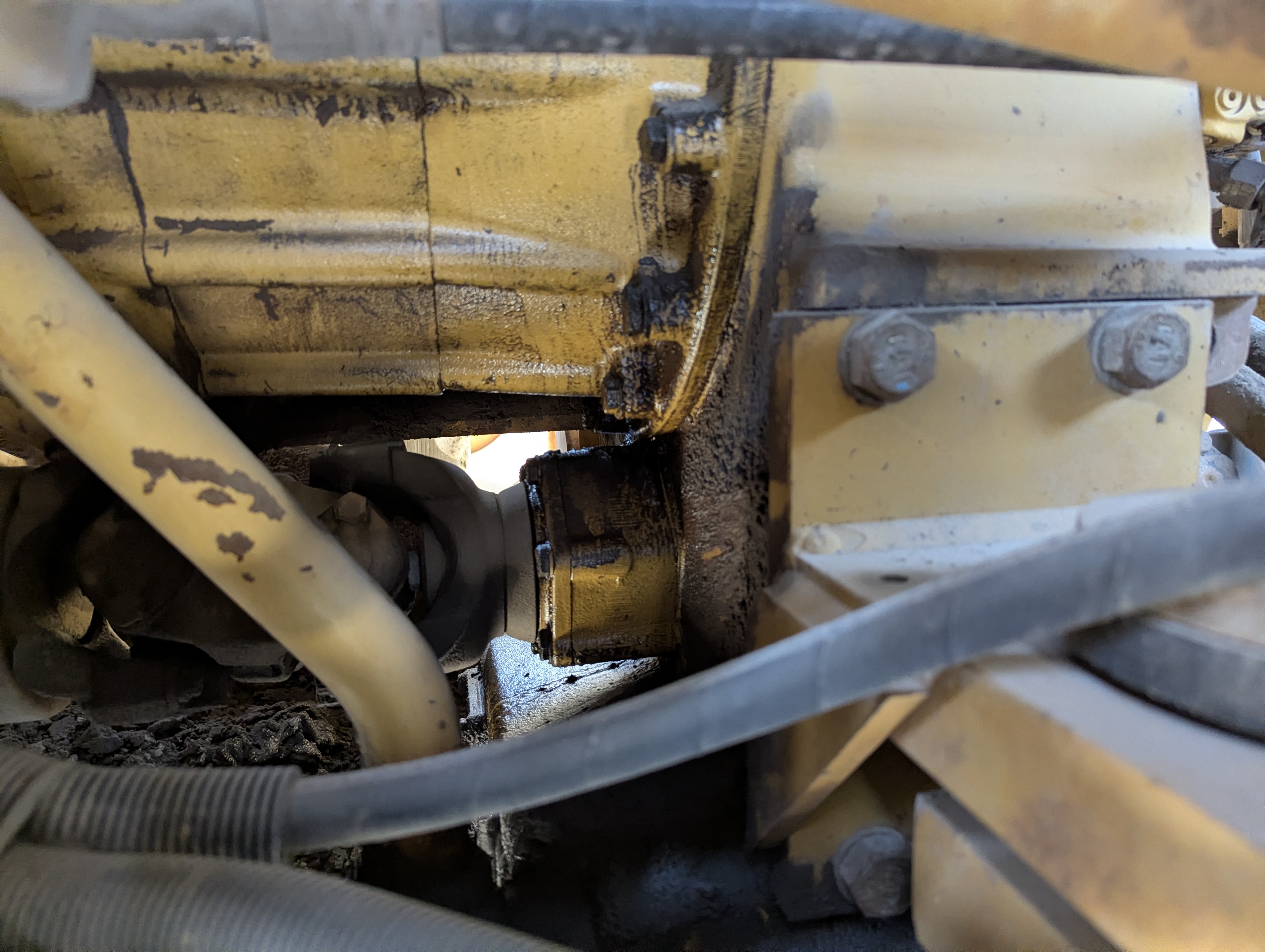 WHL-012-Cat-966H-Wheel-loaders-inspection-Drive-system-Transmission-case-1