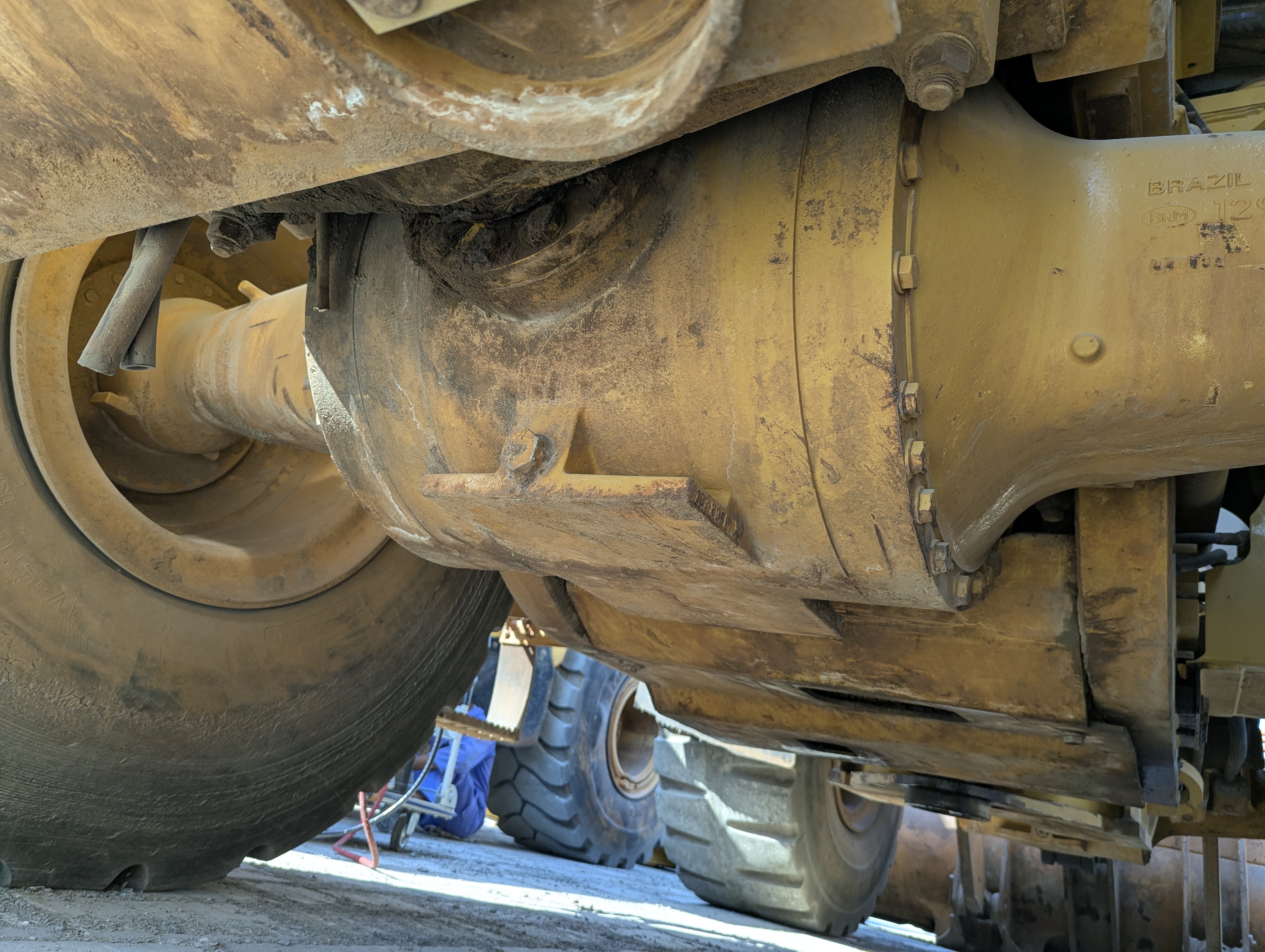 WHL-012-Cat-966H-Wheel-loaders-inspection-Drive-system-Axle-housing-1