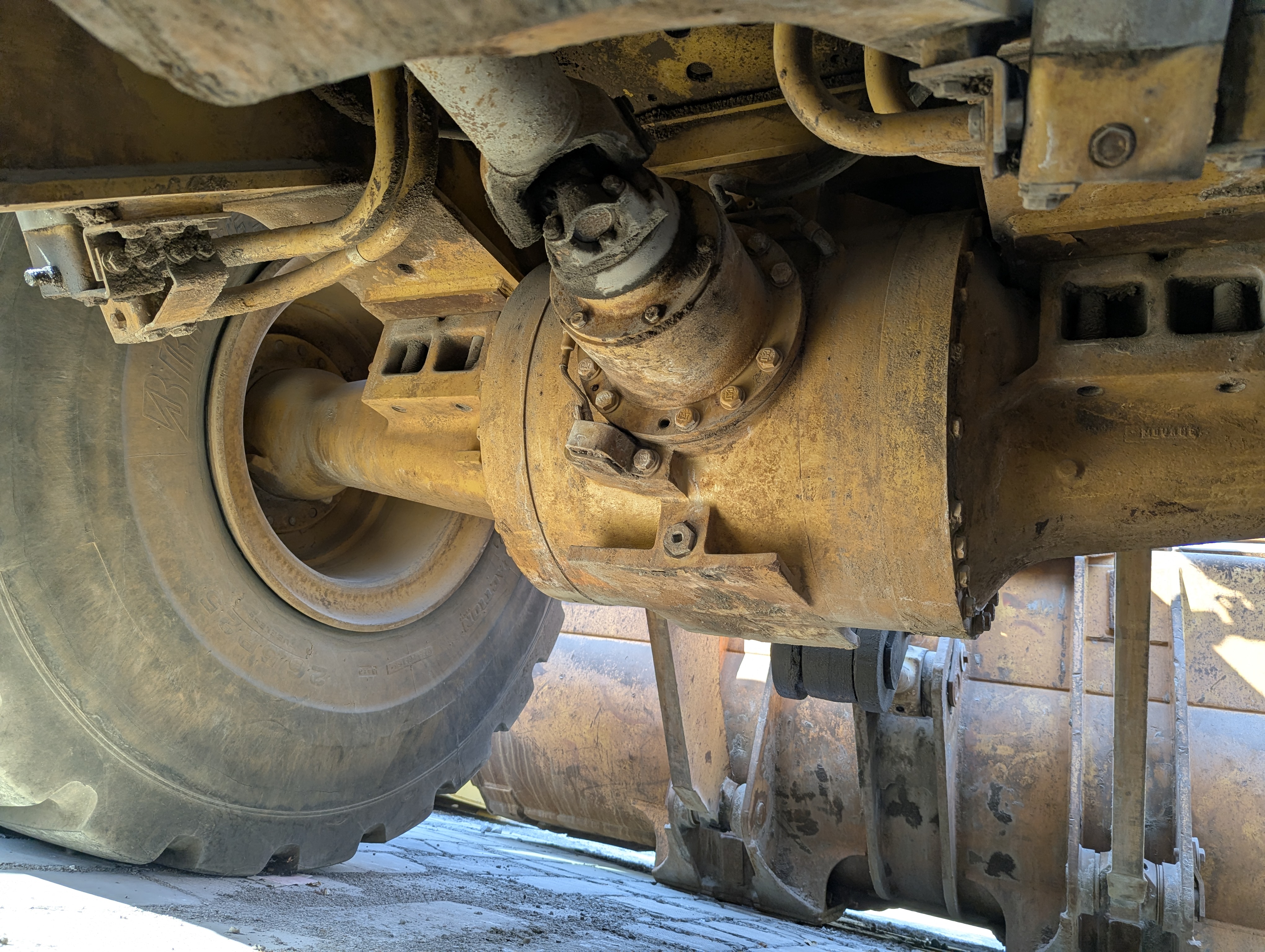 WHL-012-Cat-966H-Wheel-loaders-inspection-Drive-system-Axle-housing-1