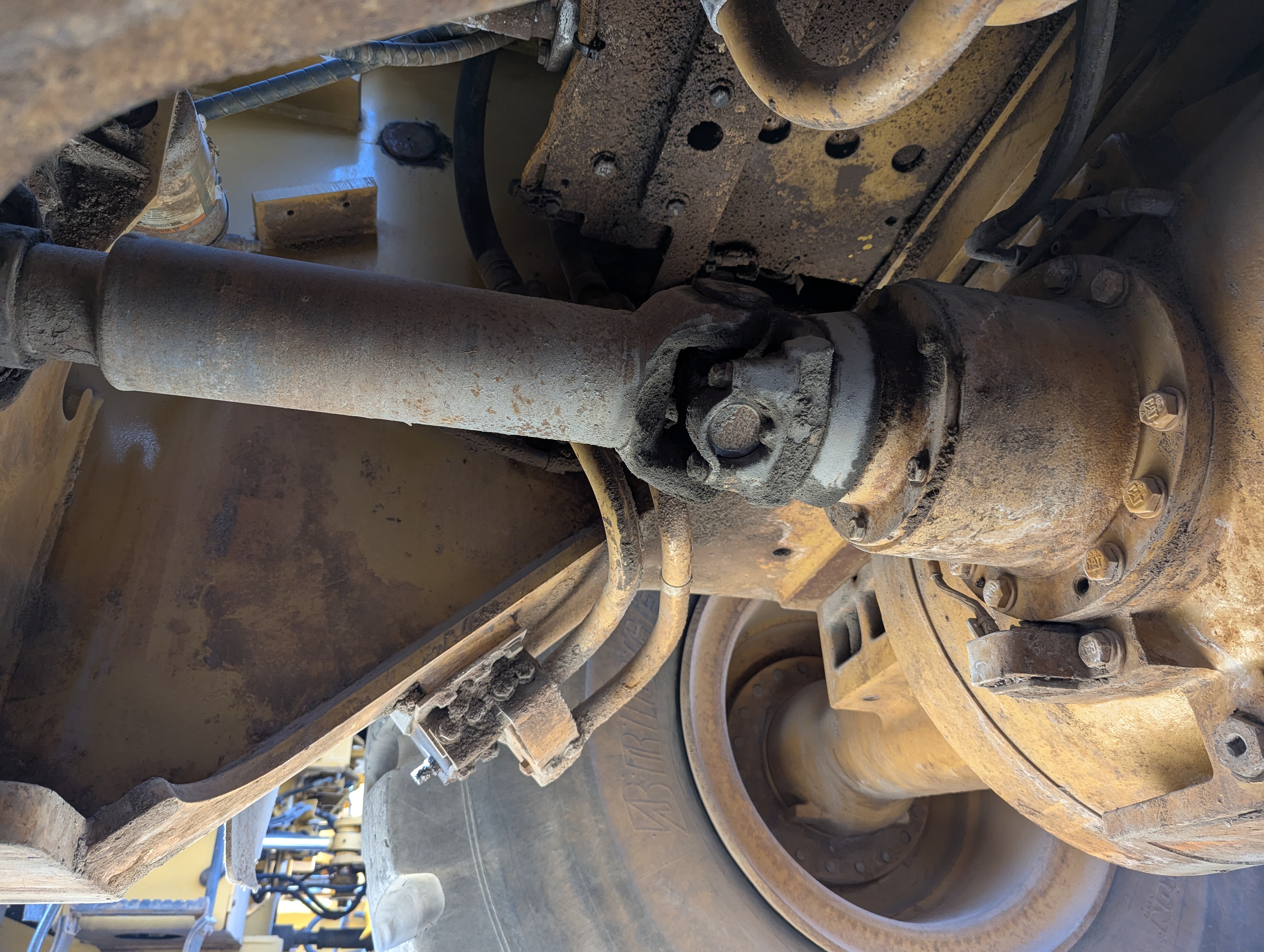WHL-012-Cat-966H-Wheel-loaders-inspection-Drive-system-Propeller-shaft-1