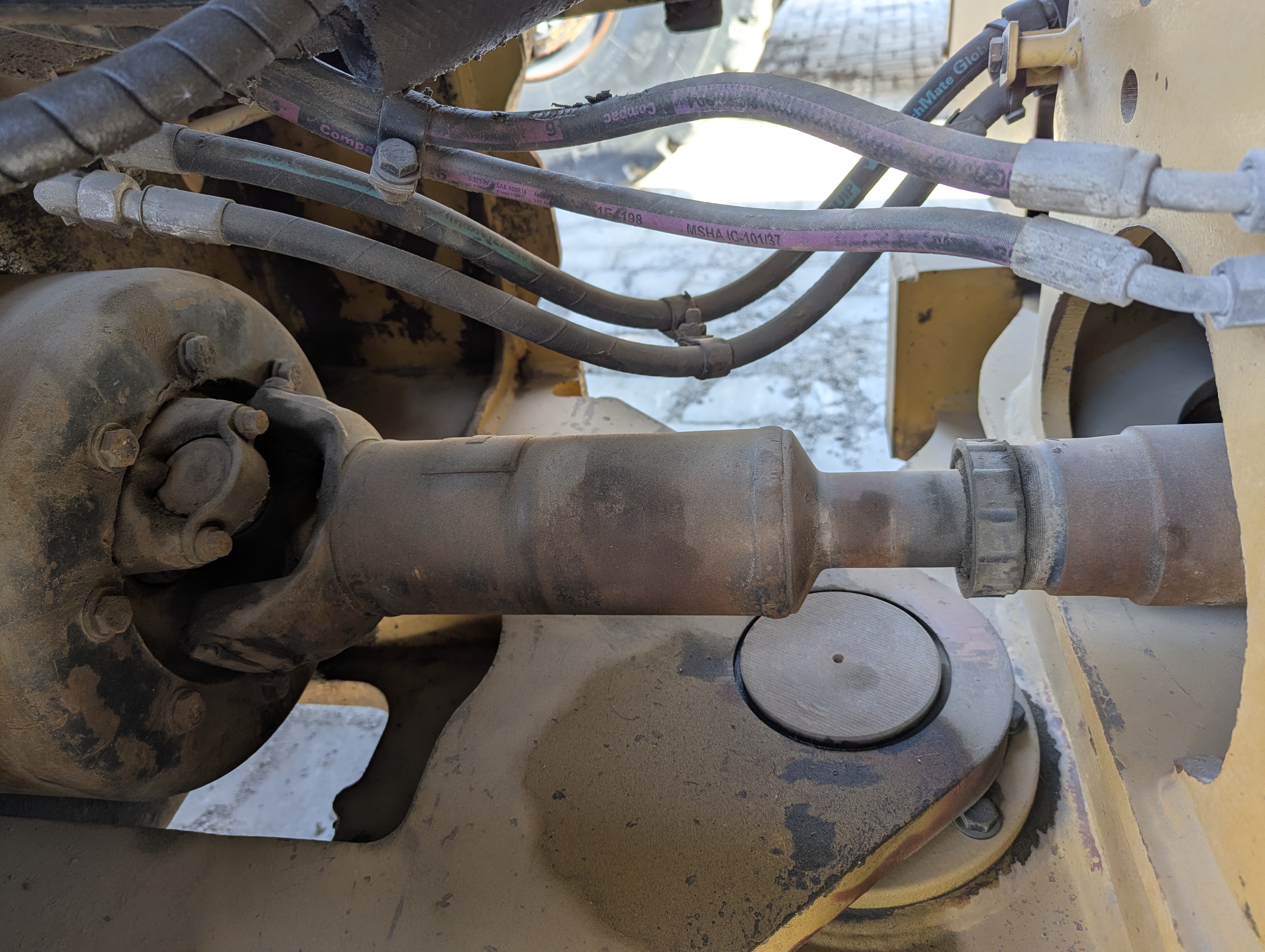 WHL-012-Cat-966H-Wheel-loaders-inspection-Drive-system-Propeller-shaft-1