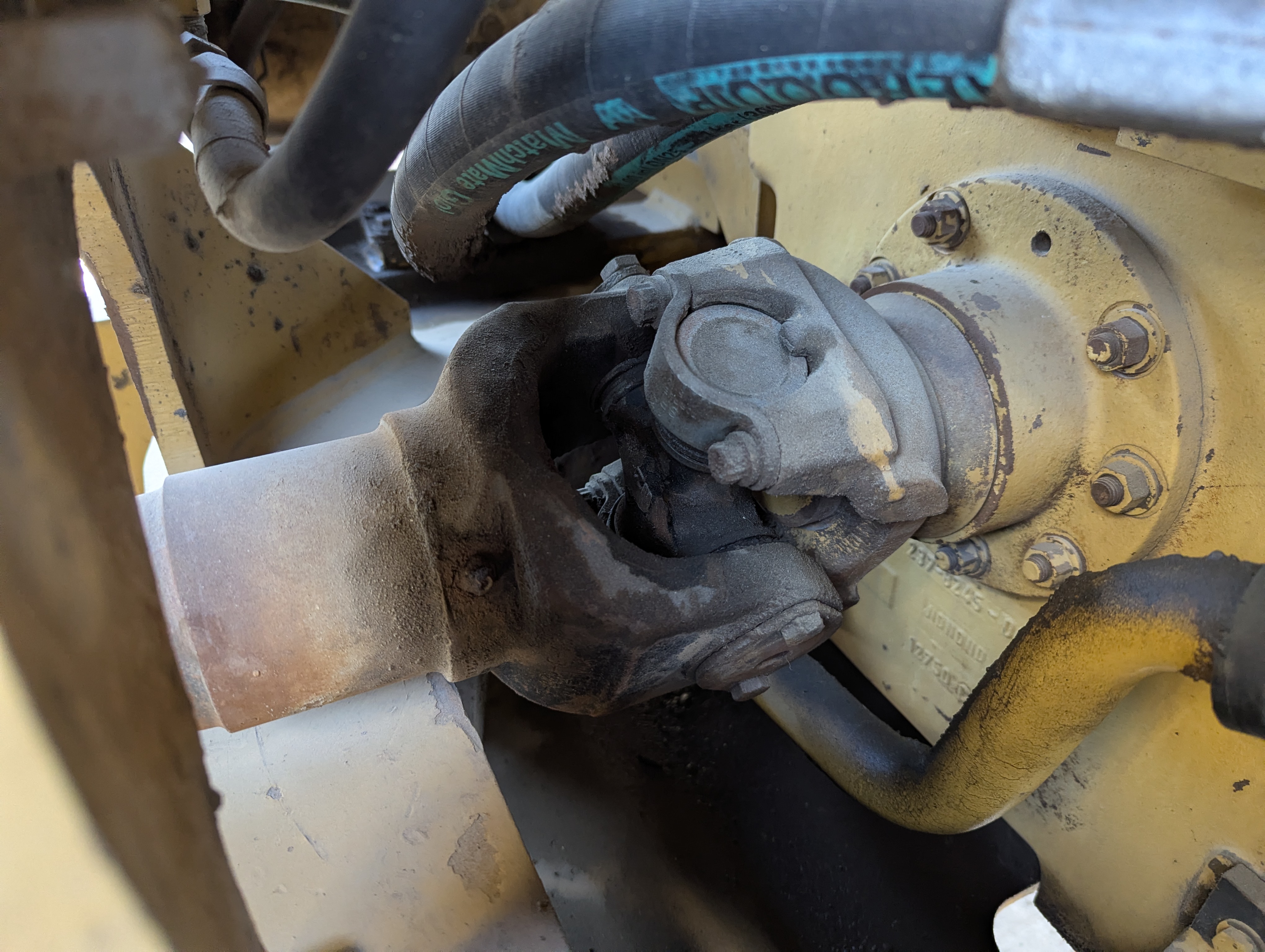 WHL-012-Cat-966H-Wheel-loaders-inspection-Drive-system-Propeller-shaft-1