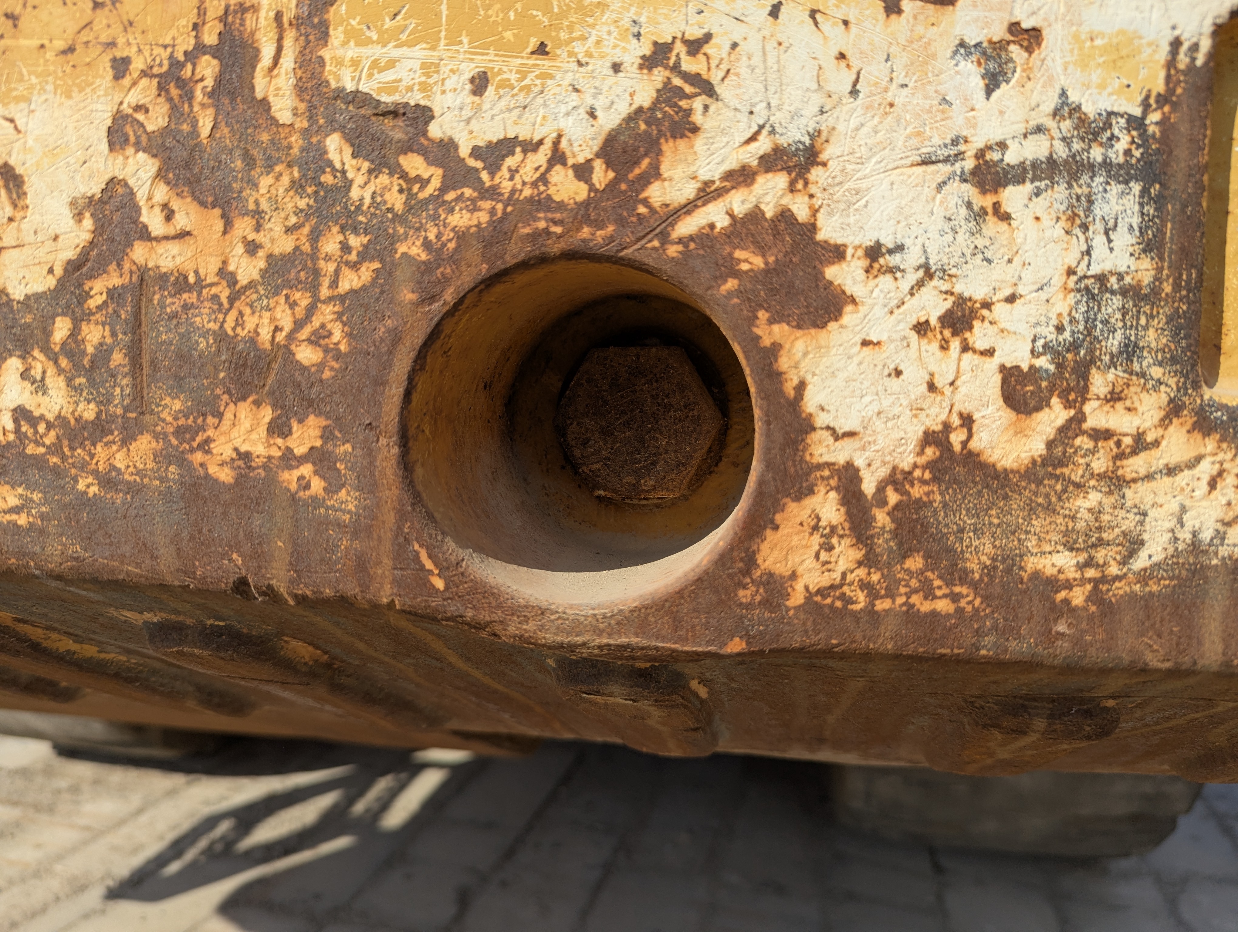 WHL-012-Cat-966H-Wheel-loaders-inspection-Structure-Counter-weight-bolts-1