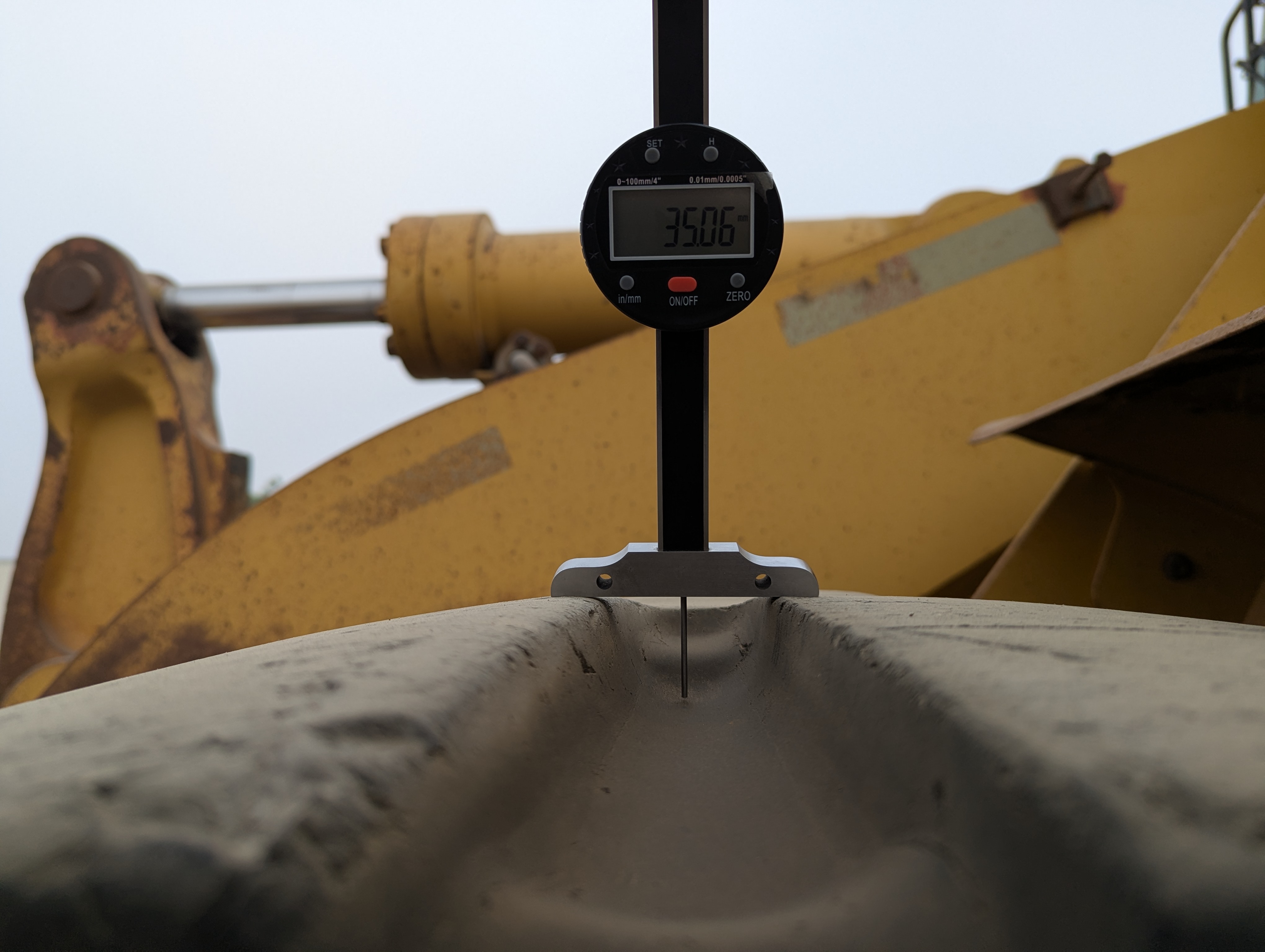WHL-012-Cat-966H-Wheel-loaders-inspection-Chassis-Left-front-tire---tread-depth-1