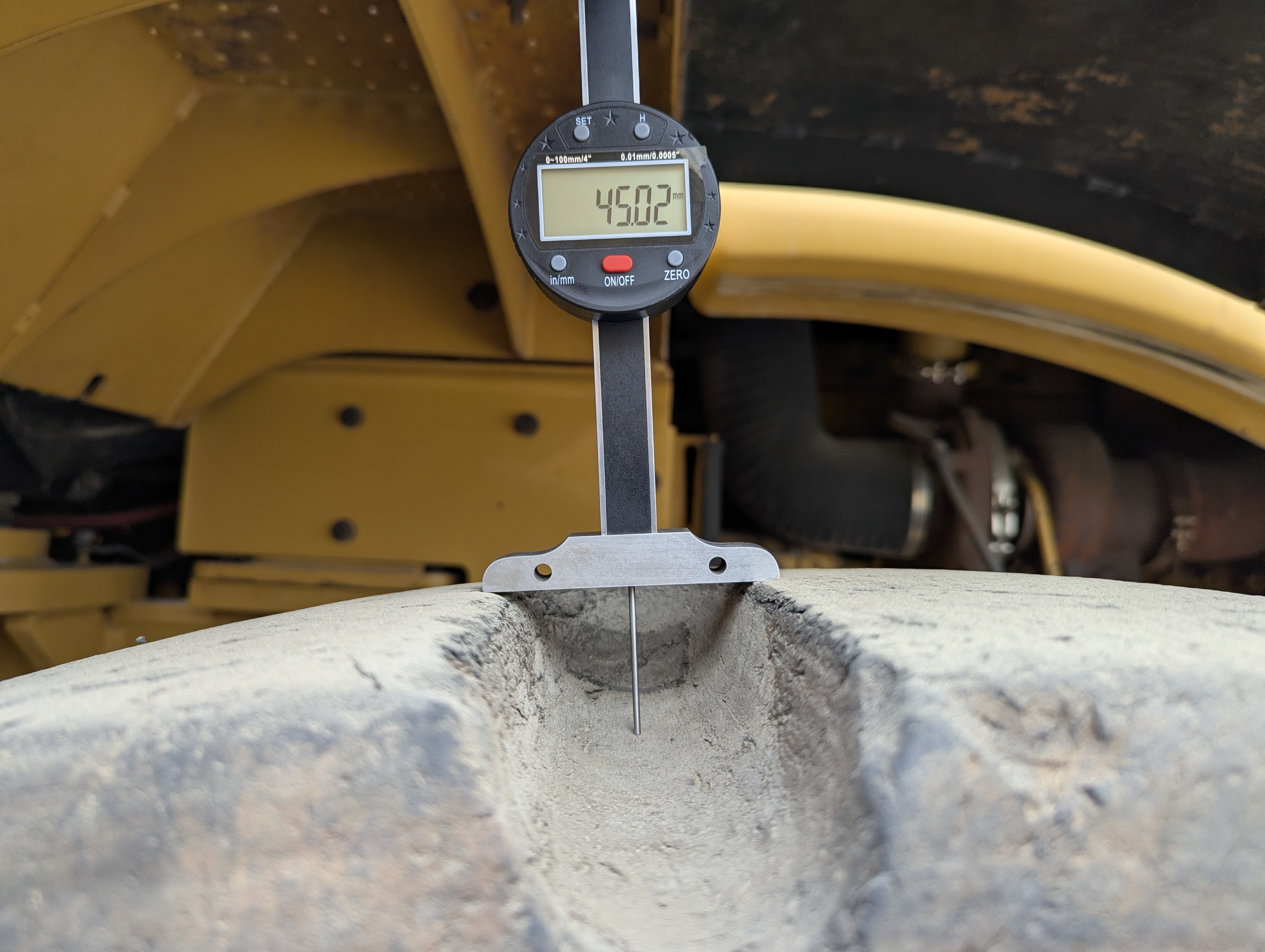 WHL-012-Cat-966H-Wheel-loaders-inspection-Chassis-Left-rear-tire---tread-depth-1
