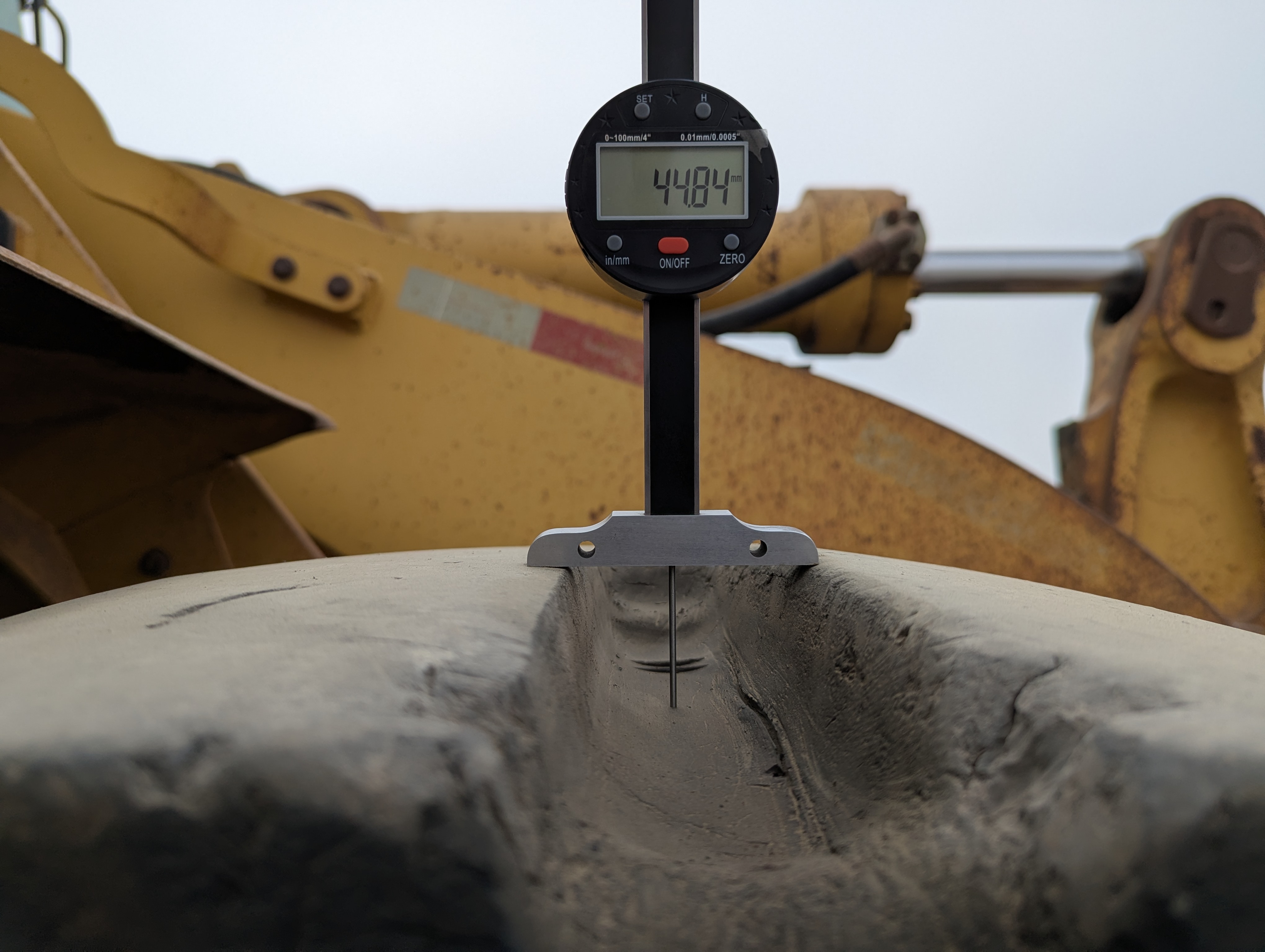 WHL-012-Cat-966H-Wheel-loaders-inspection-Chassis-Right-front-tire---tread-depth-1