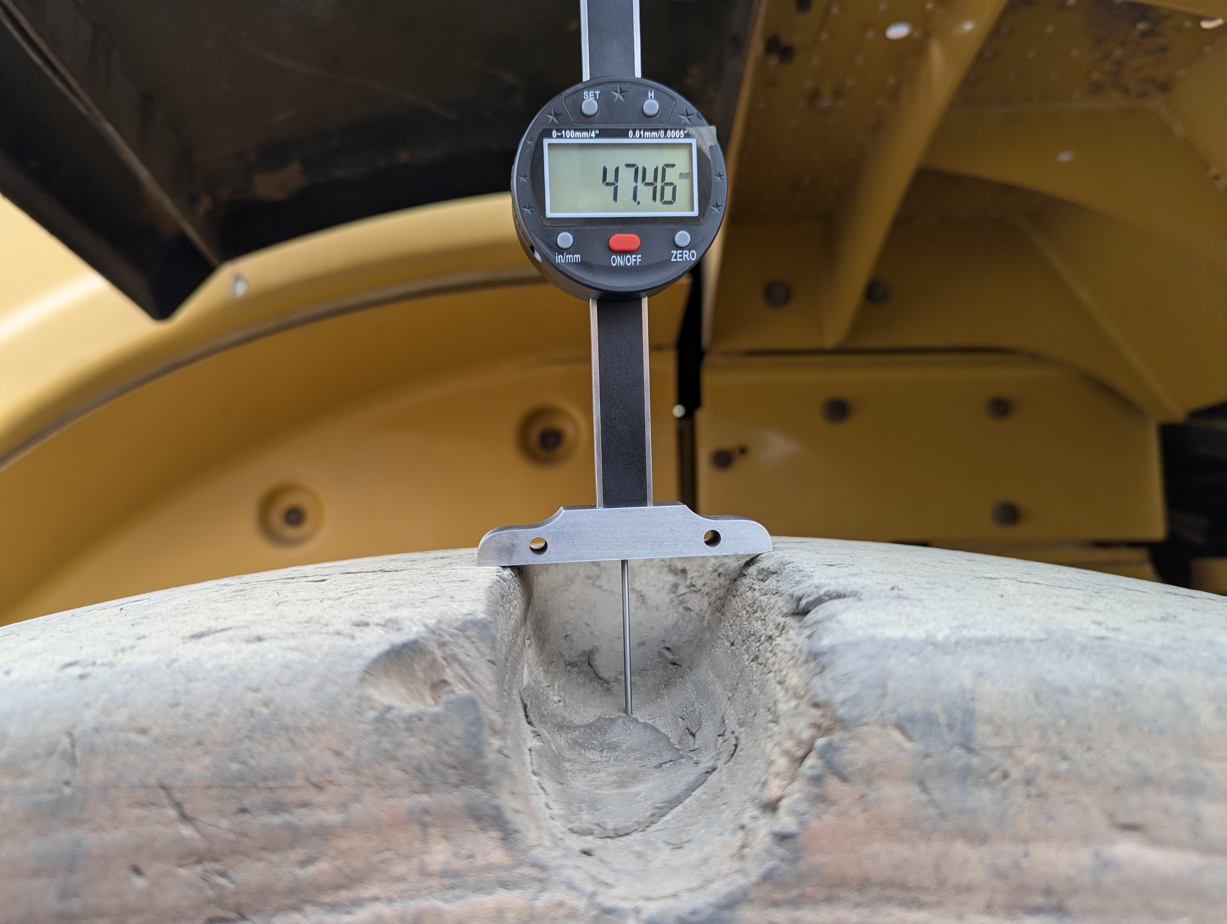 WHL-012-Cat-966H-Wheel-loaders-inspection-Chassis-Right-rear-tire---tread-depth-1