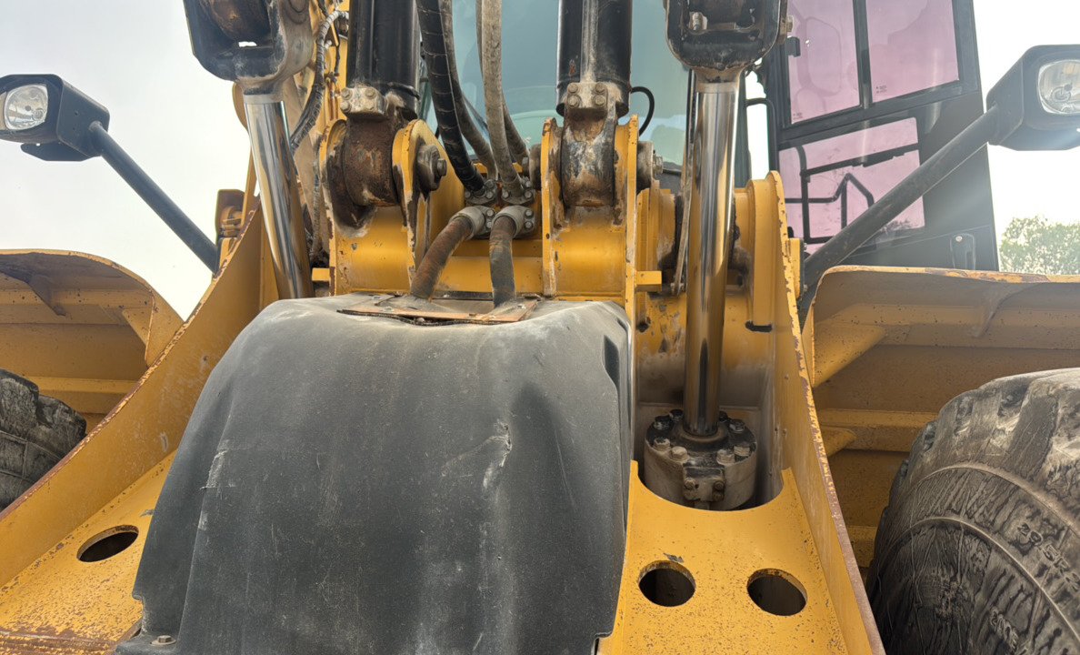 WHL-014-Cat-980K-Wheel-loaders-inspection-Hydraulics-Boom-lift-cylinder-3