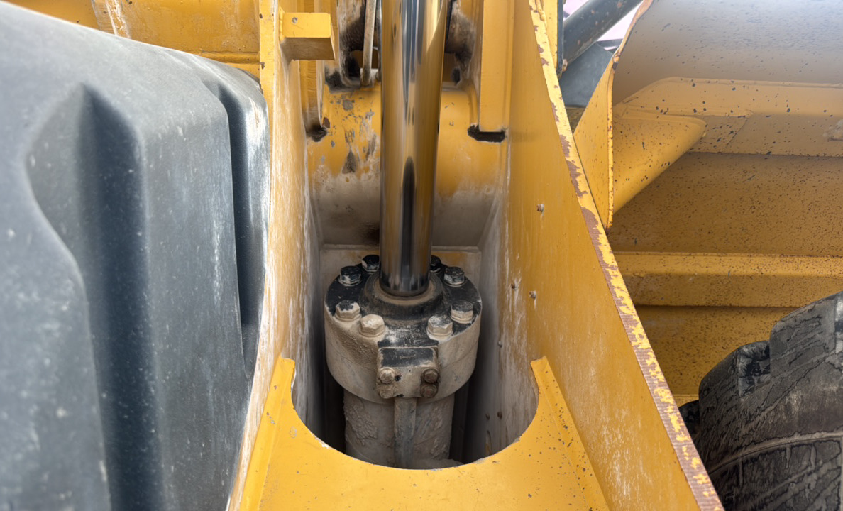 WHL-014-Cat-980K-Wheel-loaders-inspection-Hydraulics-Boom-lift-cylinder-4