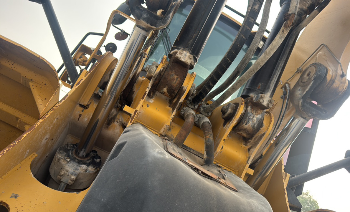 WHL-014-Cat-980K-Wheel-loaders-inspection-Hydraulics-Boom-lift-cylinder-5