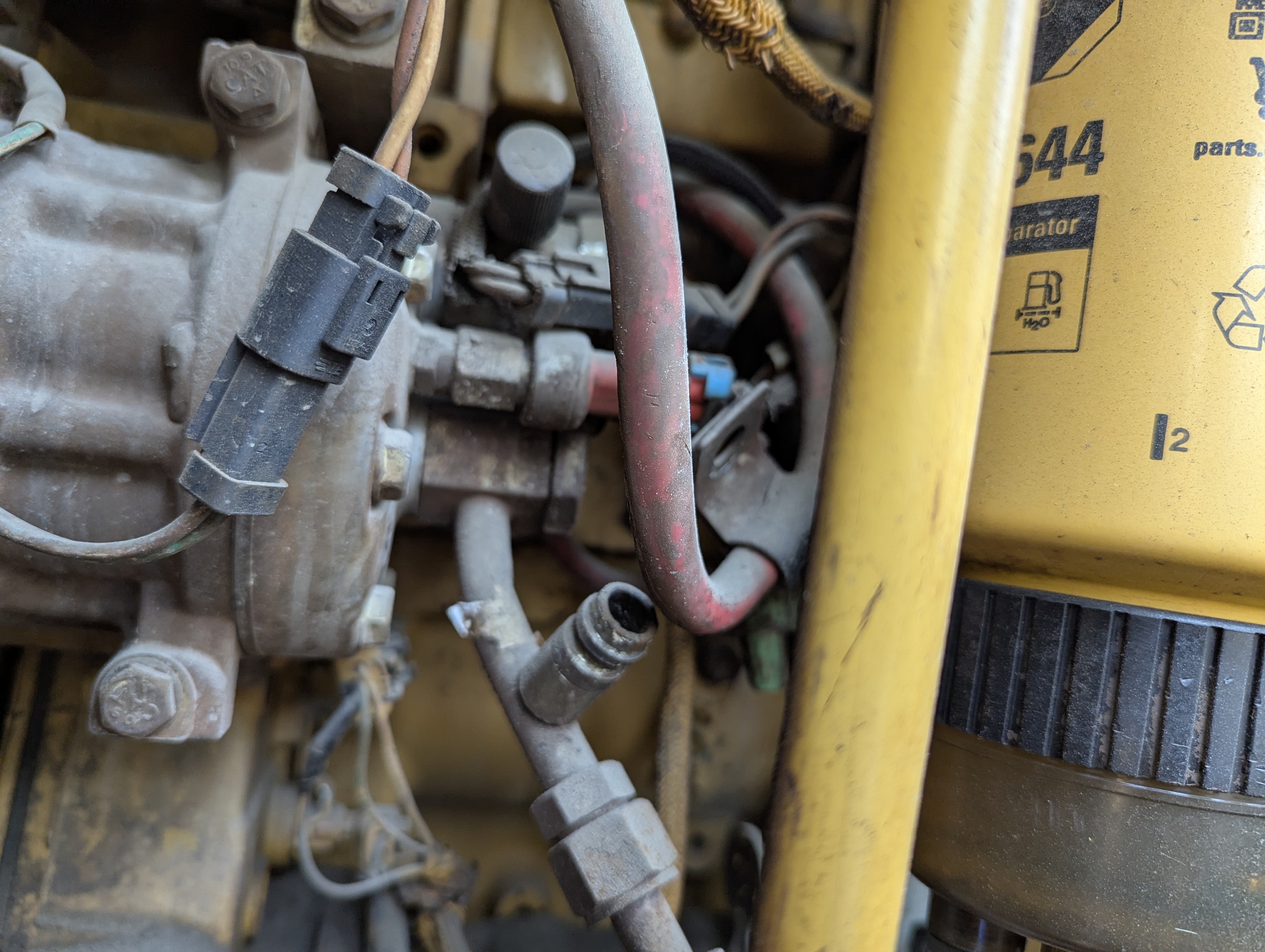 WHL-013-Cat-966H-Wheel-loaders-inspection-Air-conditioning-Refrigerant-lines-1