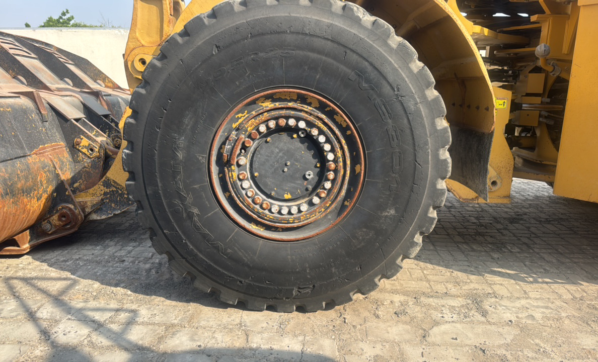 WHL-014-Cat-980K-Wheel-loaders-inspection-Chassis-Left-front-tire-/-wheel-hub---condition-3
