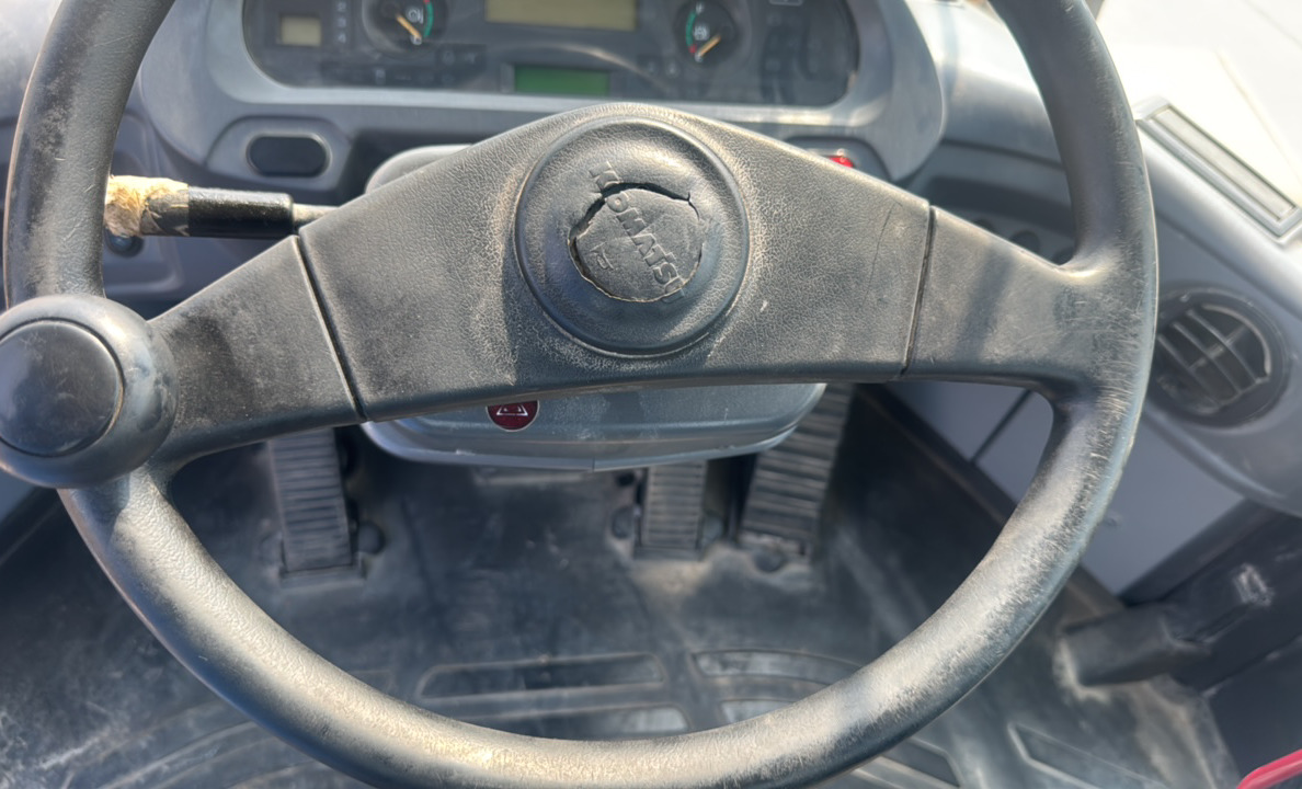 WHL-018-كوماتسو-WA500-6R-لوادر-بعجلات-فحص-الكابينة-مقود-التحكم-3
