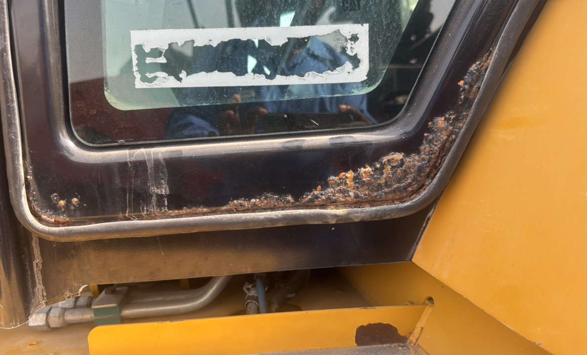 BHL-001-Cat-426F2-Backhoe-loaders-inspection-Structure-Doors-6