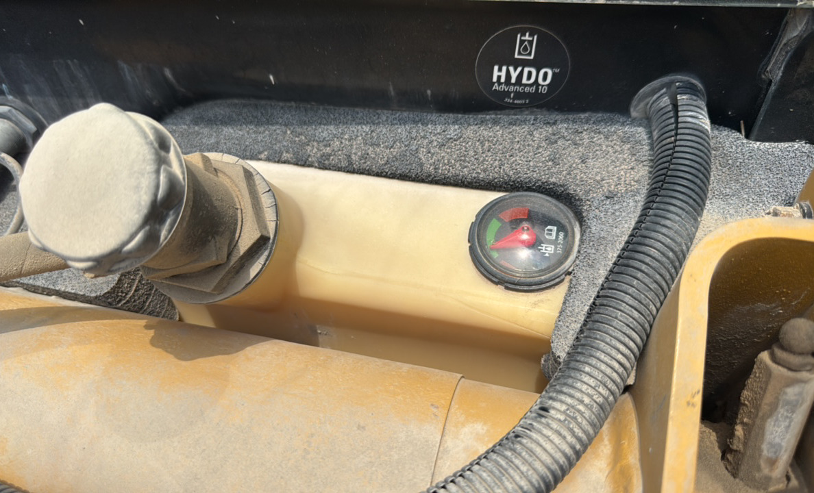 BHL-001-Cat-426F2-Backhoe-loaders-inspection-Hydraulics-Hydraulic-Tank-3