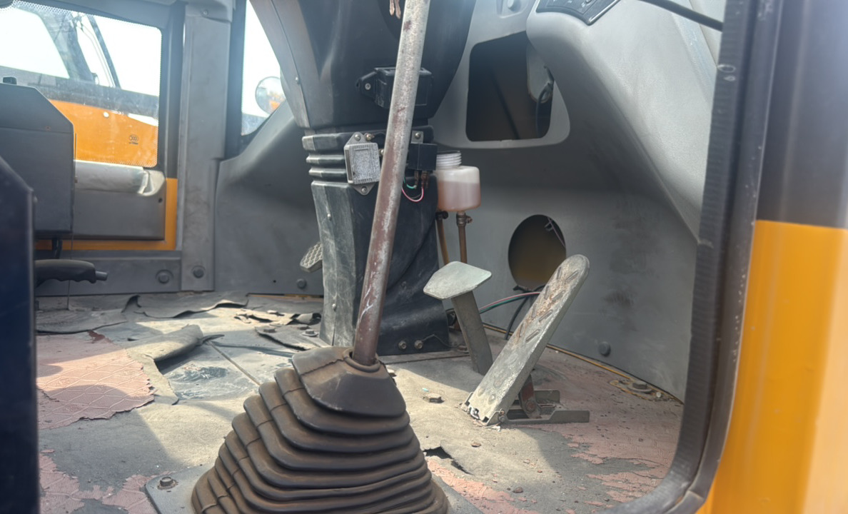 WHL-020-Shanding-ZL26-Wheel-loaders-inspection-Cabin-Gear-lever-3