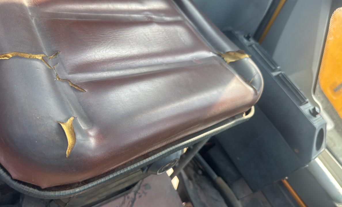 WHL-020-Shanding-ZL26-Wheel-loaders-inspection-Cabin-Seats/armrests-3