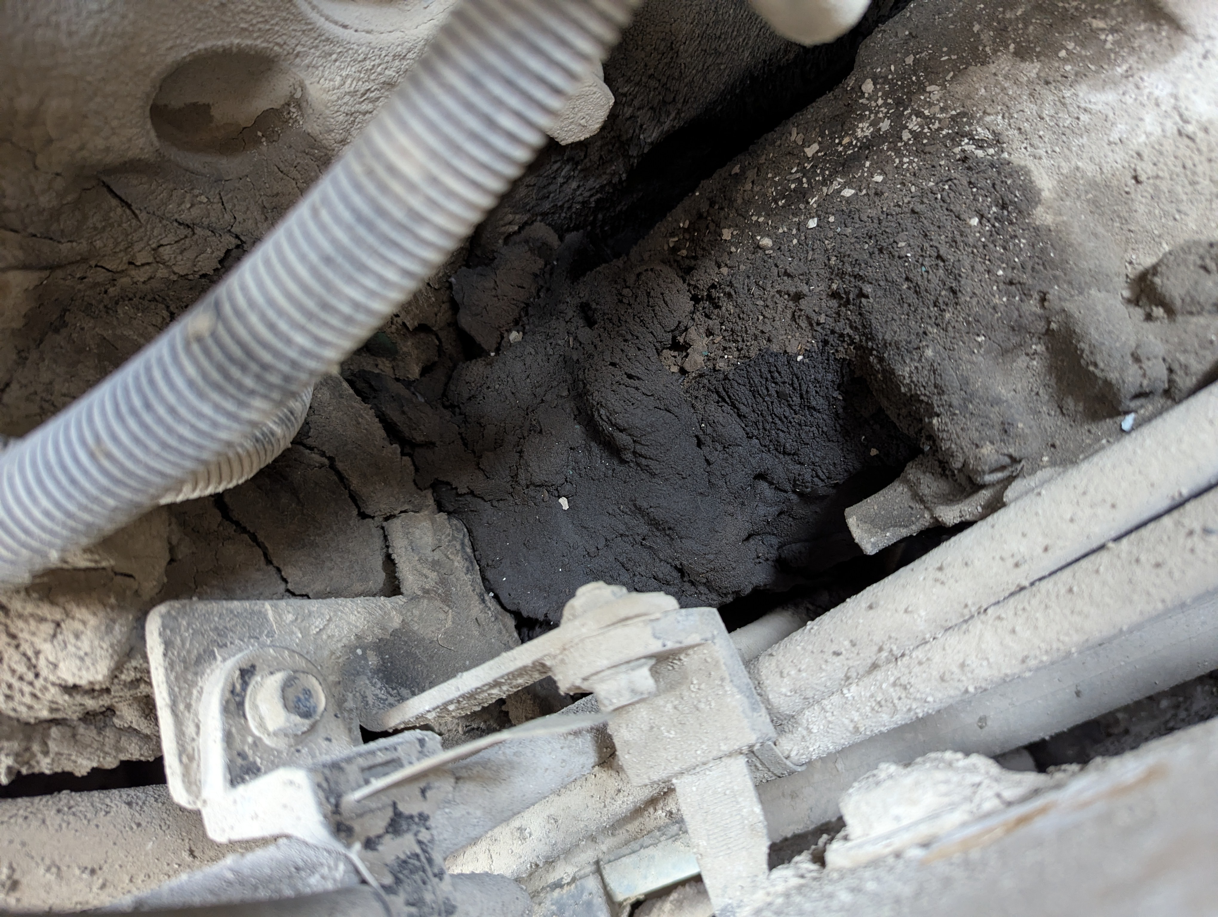 WLX-001-Volvo-EW160D-Wheel-excavators-inspection-Engine-Engine-oil-leaks-3