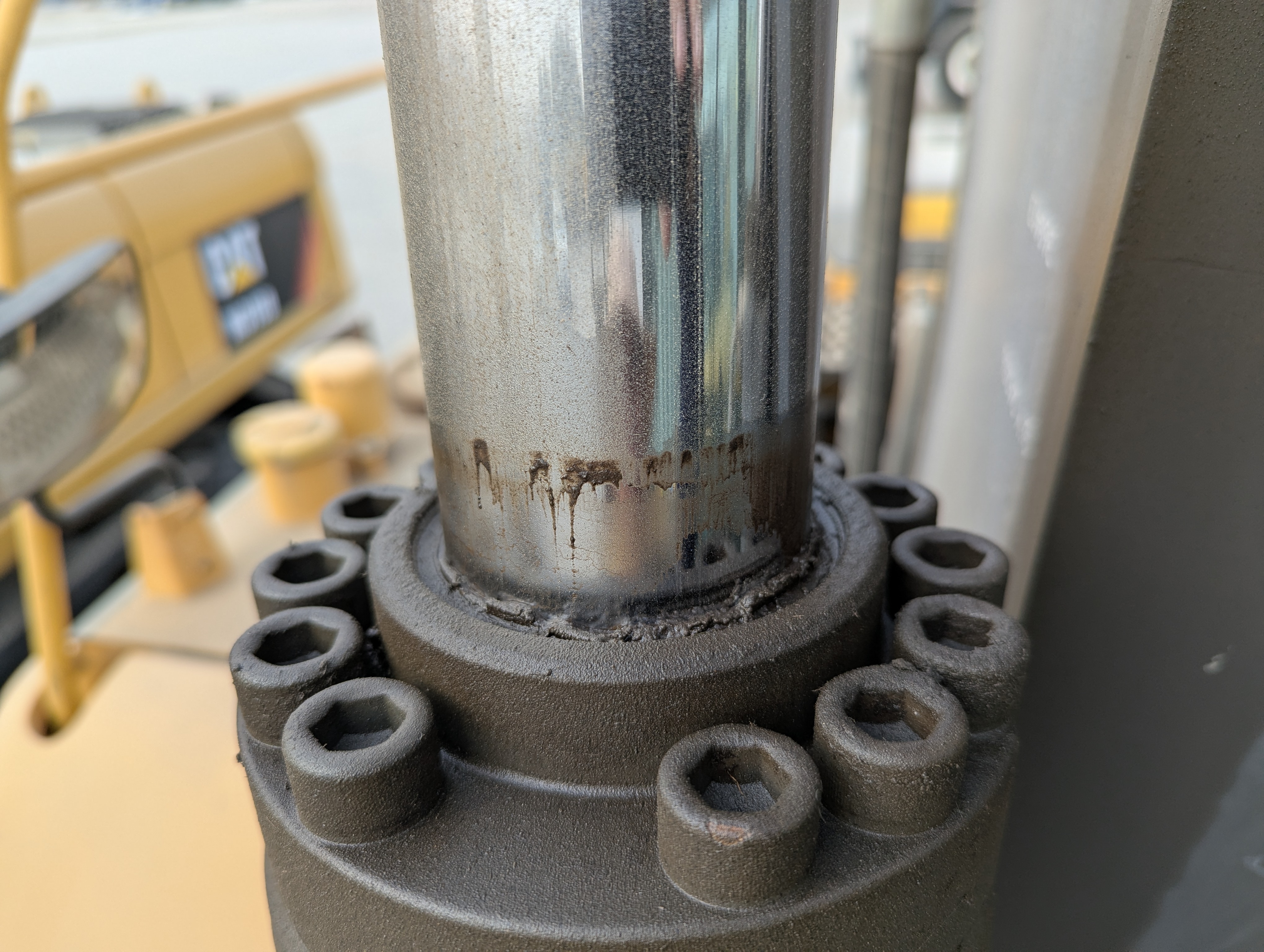 WLX-001-Volvo-EW160D-Wheel-excavators-inspection-Hydraulics-Boom-lift-cylinder-2