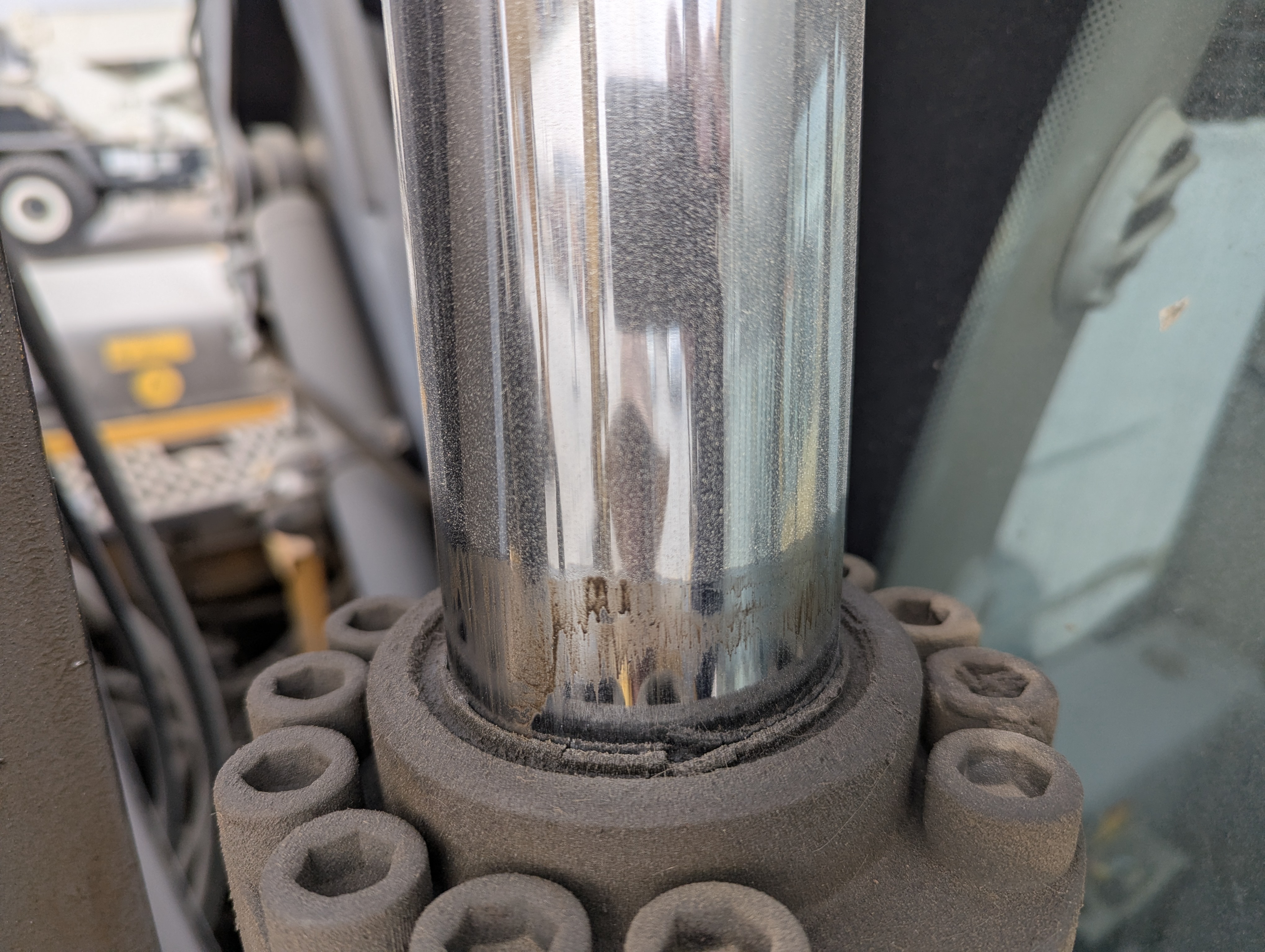 WLX-001-Volvo-EW160D-Wheel-excavators-inspection-Hydraulics-Boom-lift-cylinder-2
