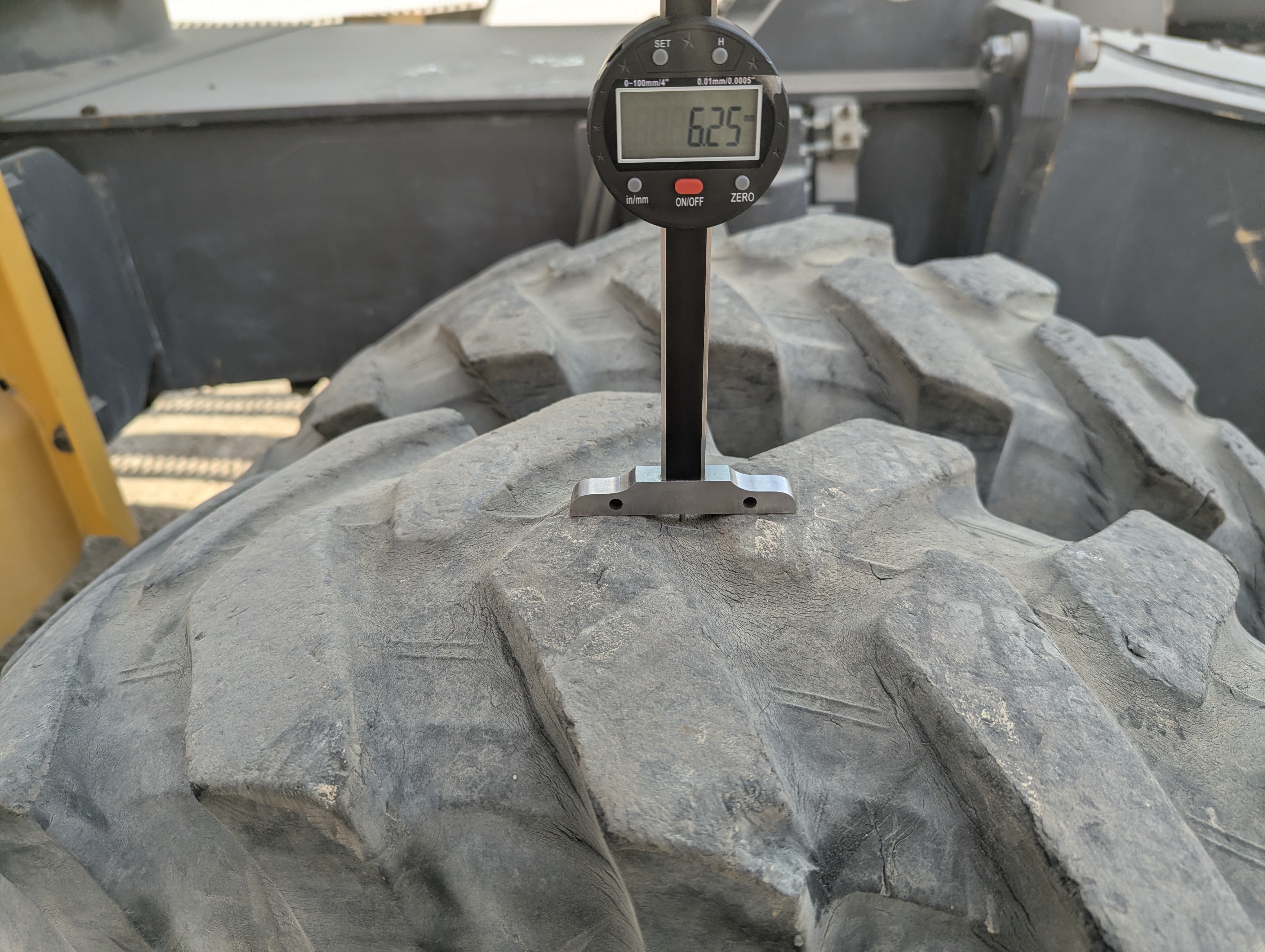 WLX-001-Volvo-EW160D-Wheel-excavators-inspection-Chassis-Right-front-tire---tread-depth-1