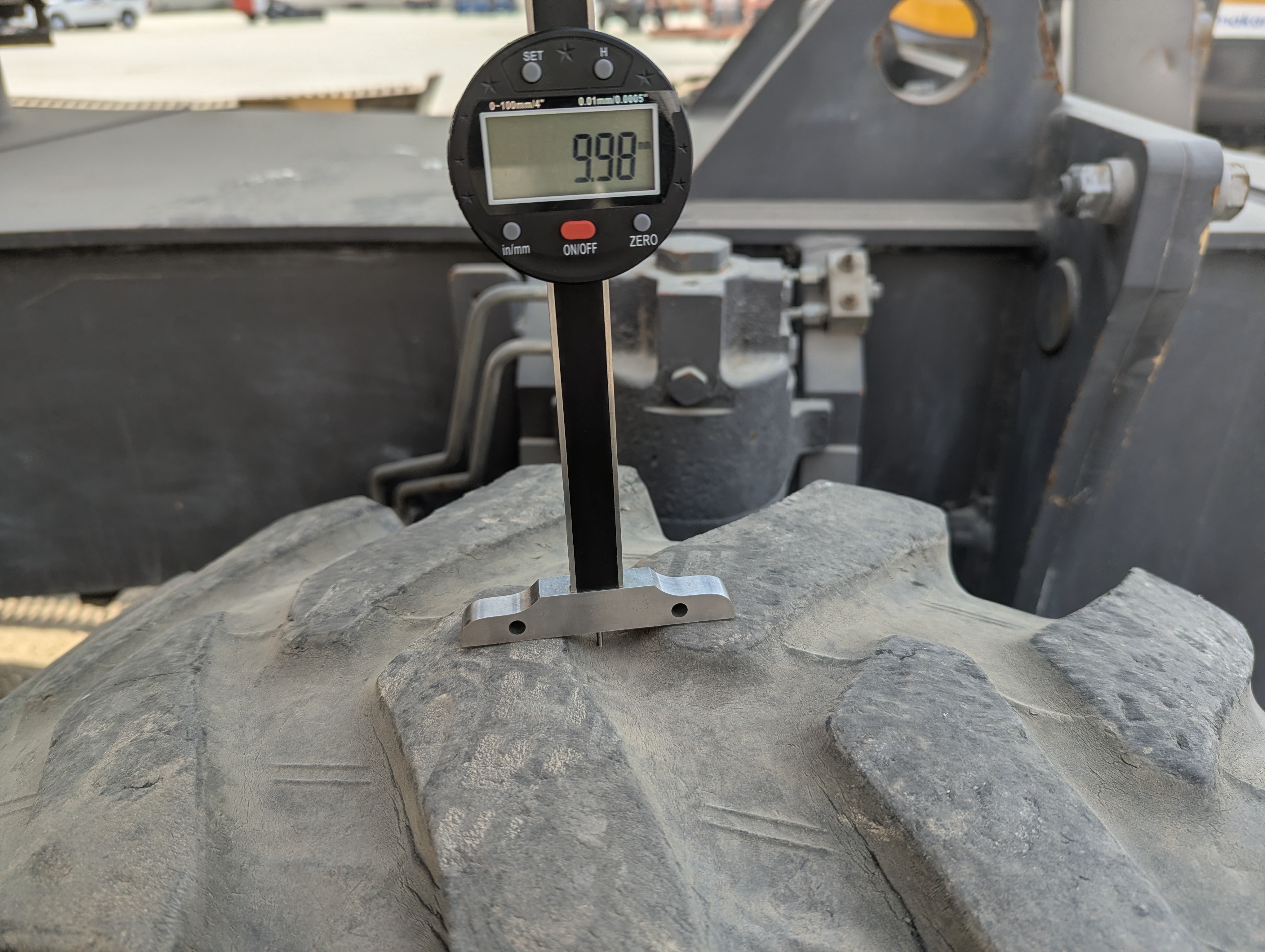 WLX-001-Volvo-EW160D-Wheel-excavators-inspection-Chassis-Right-front-tire---tread-depth-1