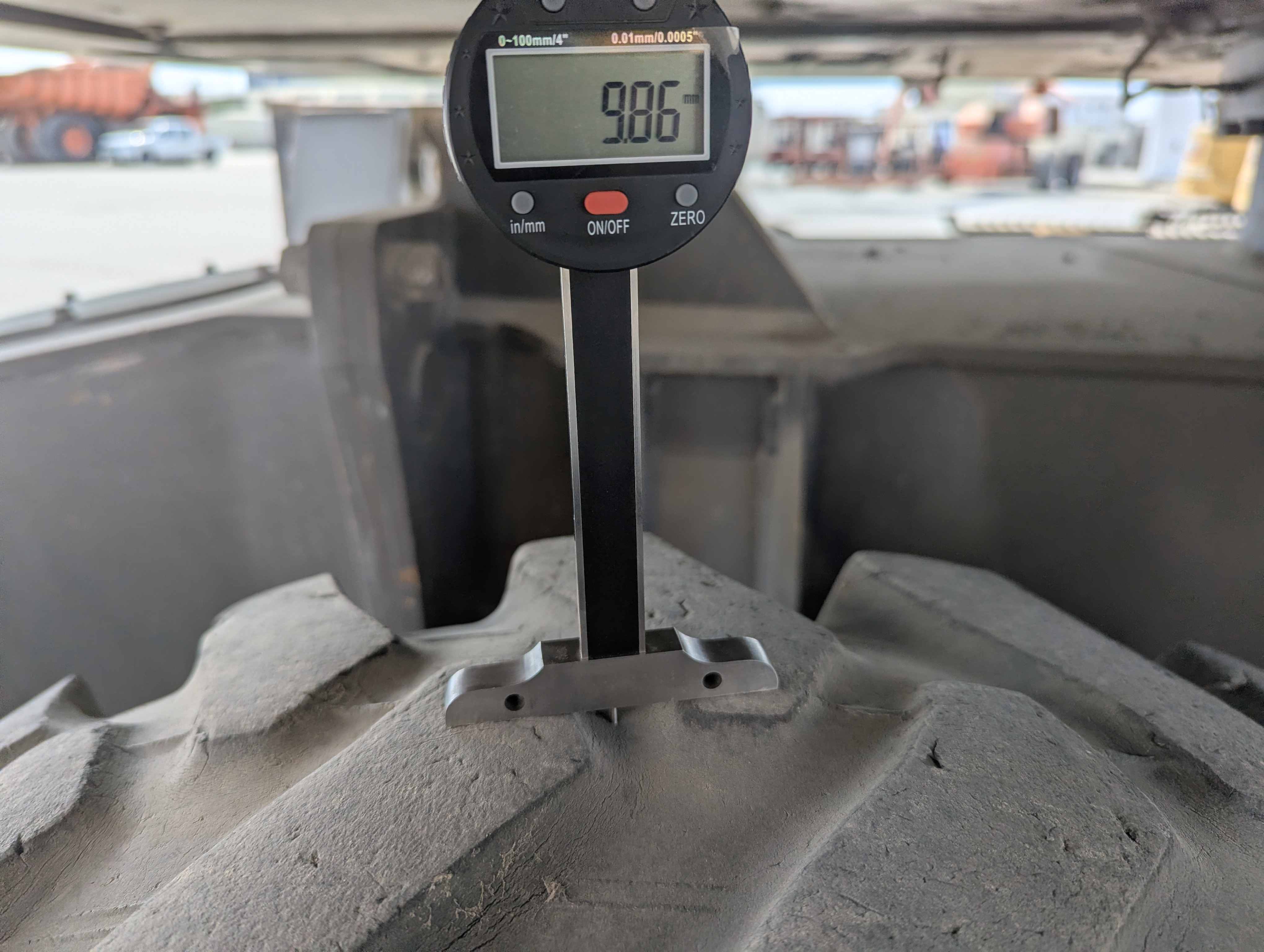 WLX-001-Volvo-EW160D-Wheel-excavators-inspection-Chassis-Right-rear-tire---tread-depth-1