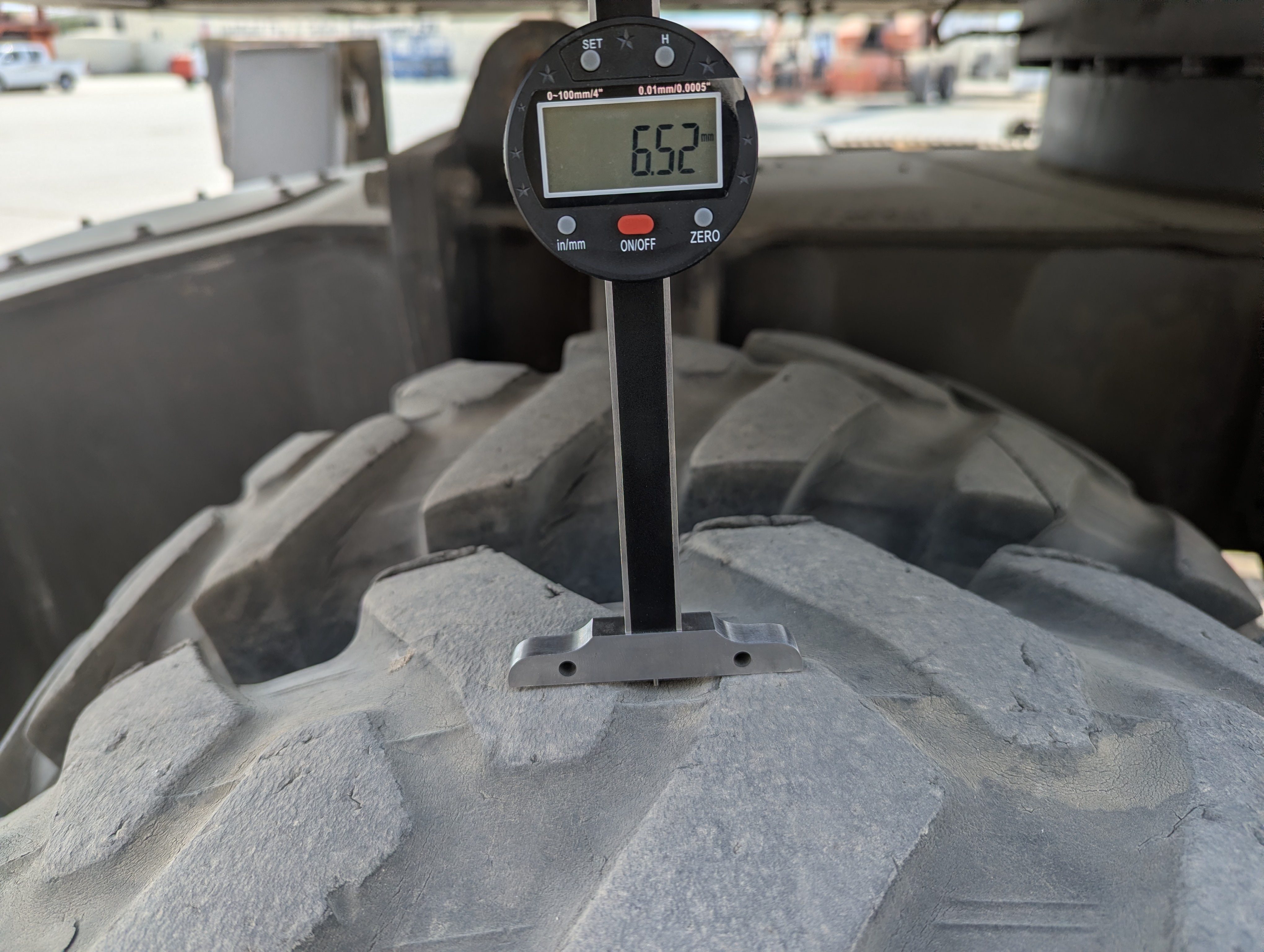 WLX-001-Volvo-EW160D-Wheel-excavators-inspection-Chassis-Right-rear-tire---tread-depth-1