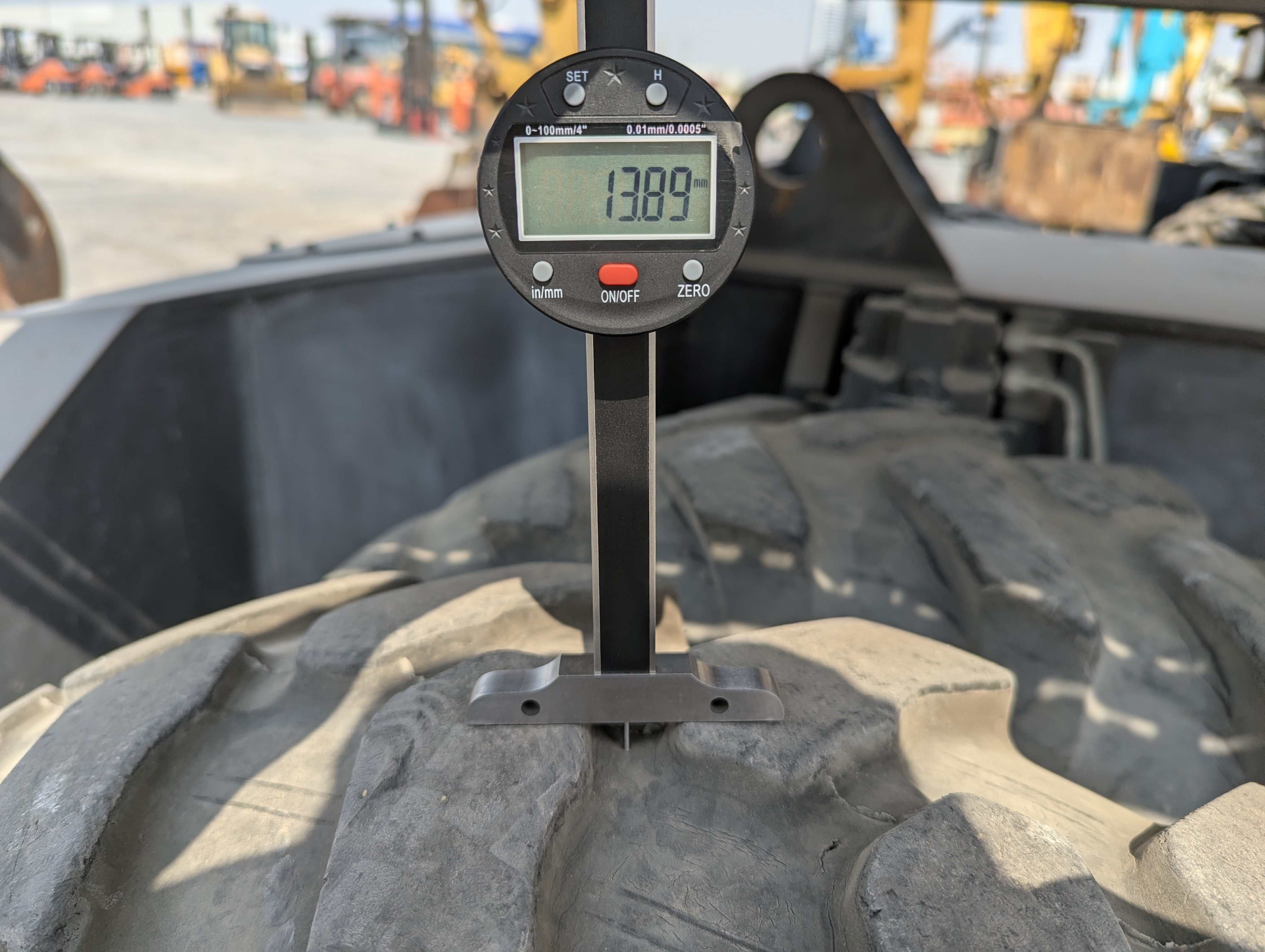 WLX-001-Volvo-EW160D-Wheel-excavators-inspection-Chassis-Left-front-tire---tread-depth-1