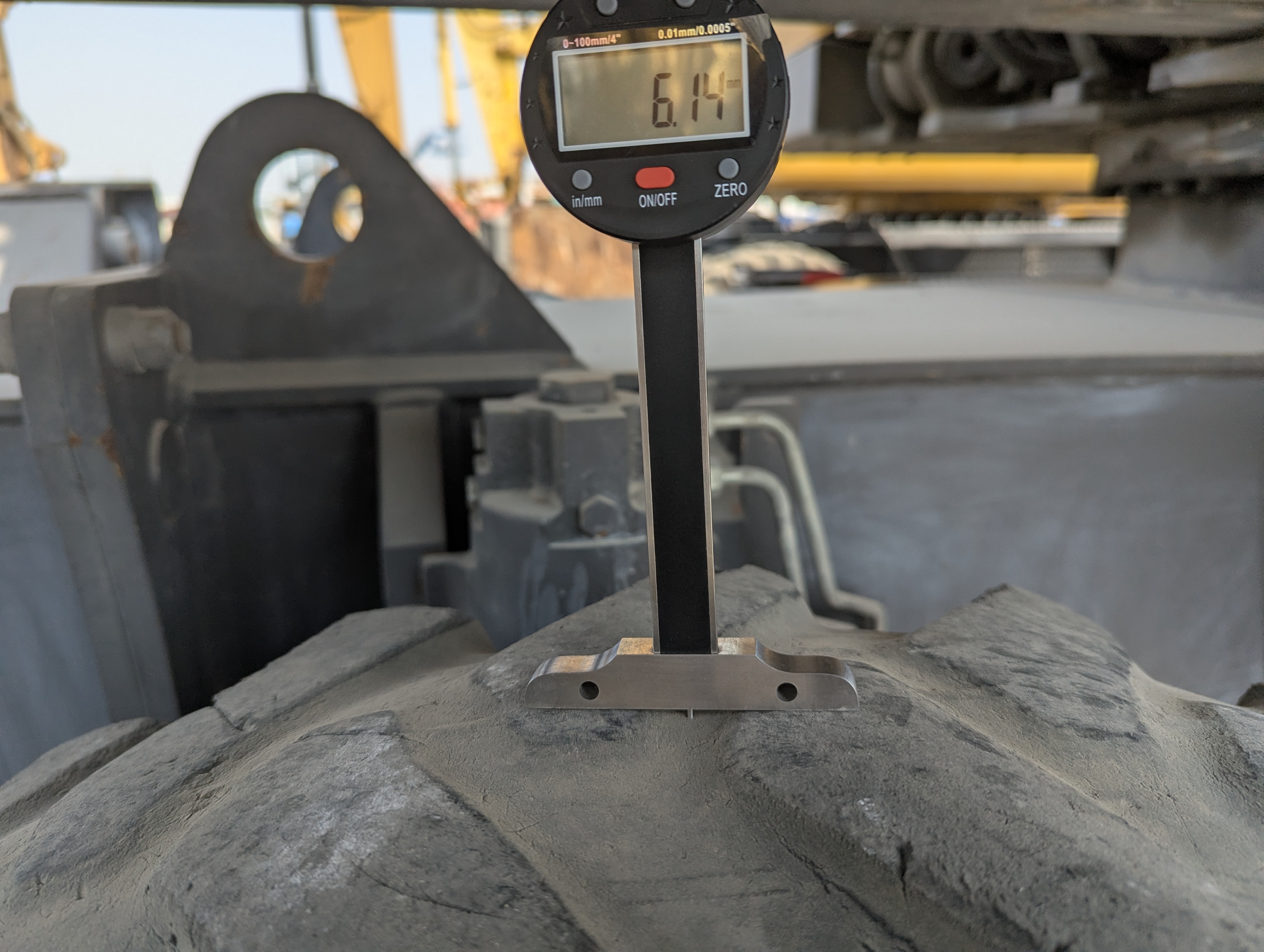 WLX-001-Volvo-EW160D-Wheel-excavators-inspection-Chassis-Left-front-tire---tread-depth-1