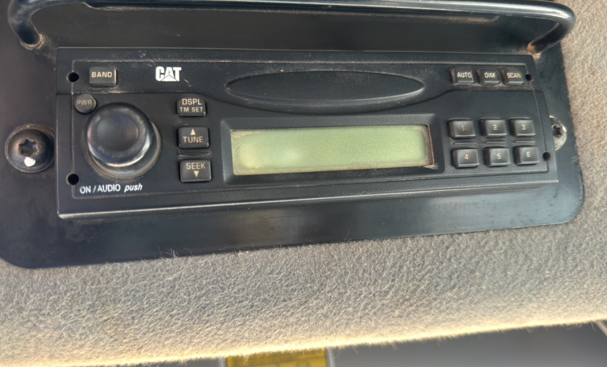 MGG-003-كاتربيلر-140M-كريدرات-فحص-الكابينة-الراديو-2