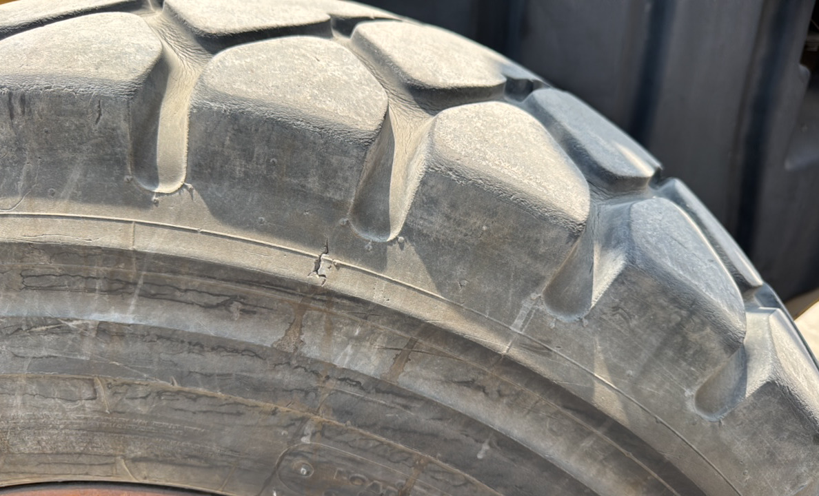 MGG-003-كاتربيلر-140M-كريدرات-فحص-الهيكل-الإطار-الأوسط-الأيمن-/-محور-العجلة---الحالة-3