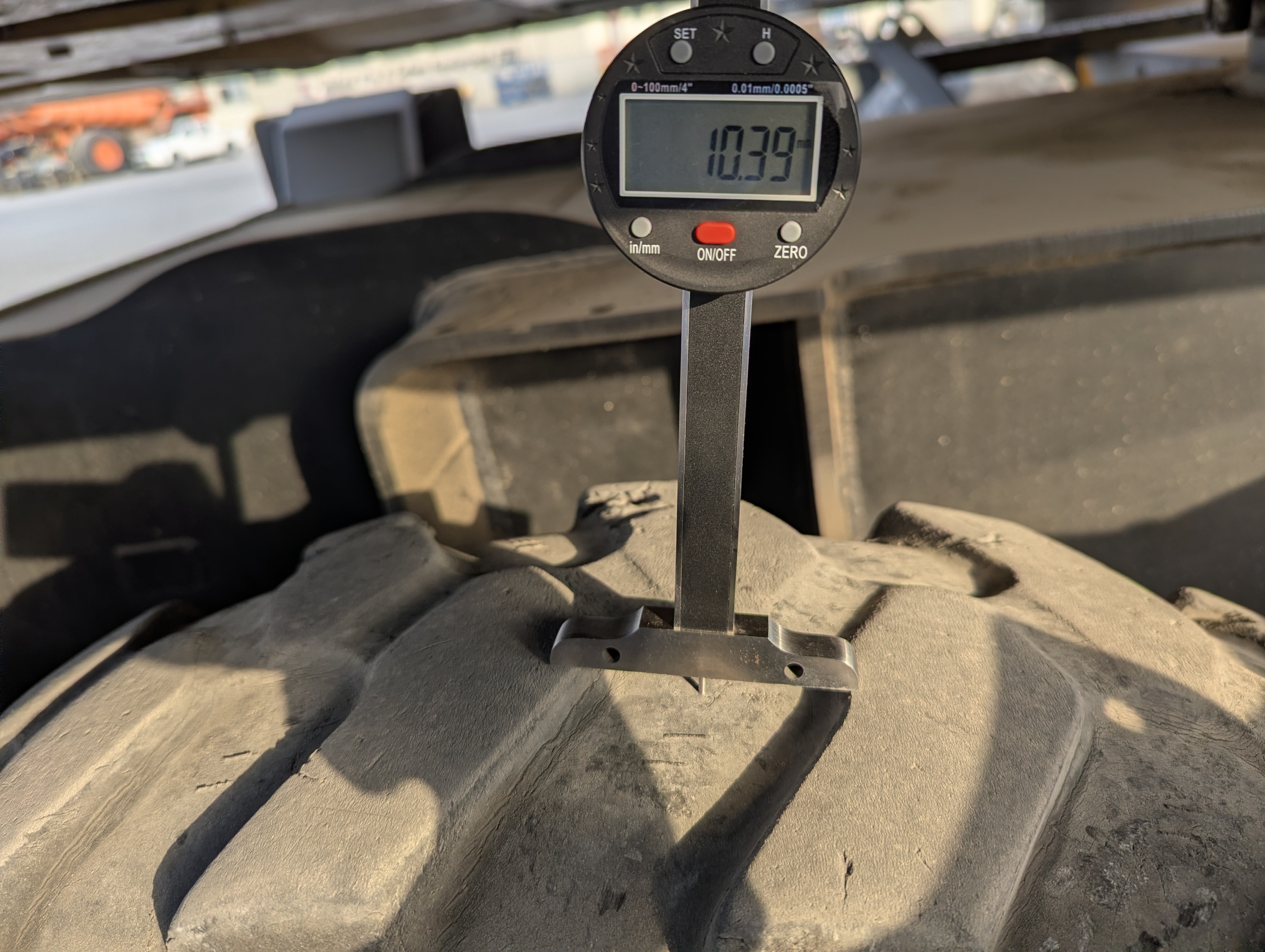 WLX-002-كاتربيلر-M318D-حفارات-ذات-عجلات-فحص-الهيكل-الإطار-الخلفي-الأيمن---عمق-المداس-1