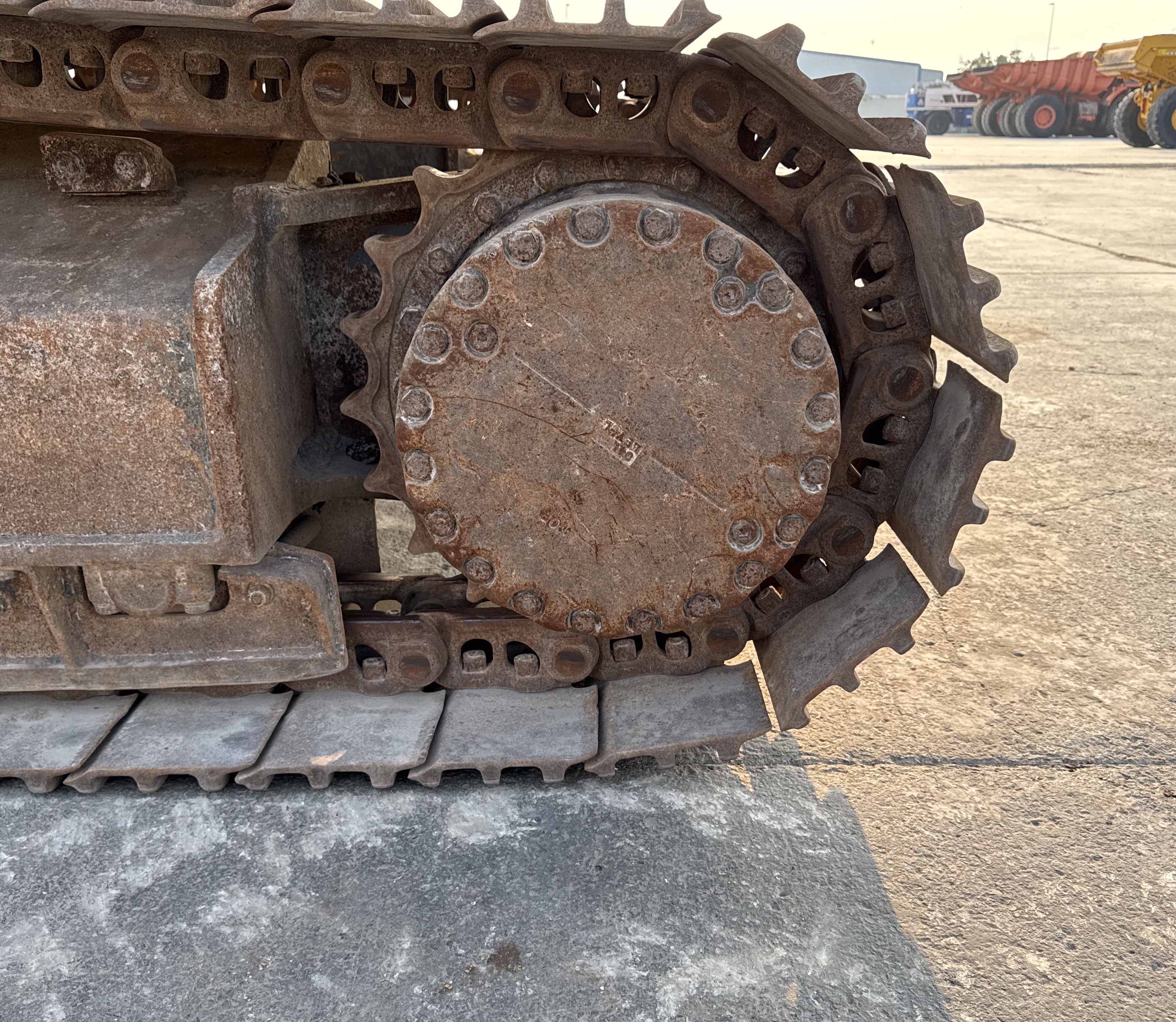 MDX-012-Komatsu-PC350LC-8-Medium-excavators-inspection-Undercarriage-Final-drive-3