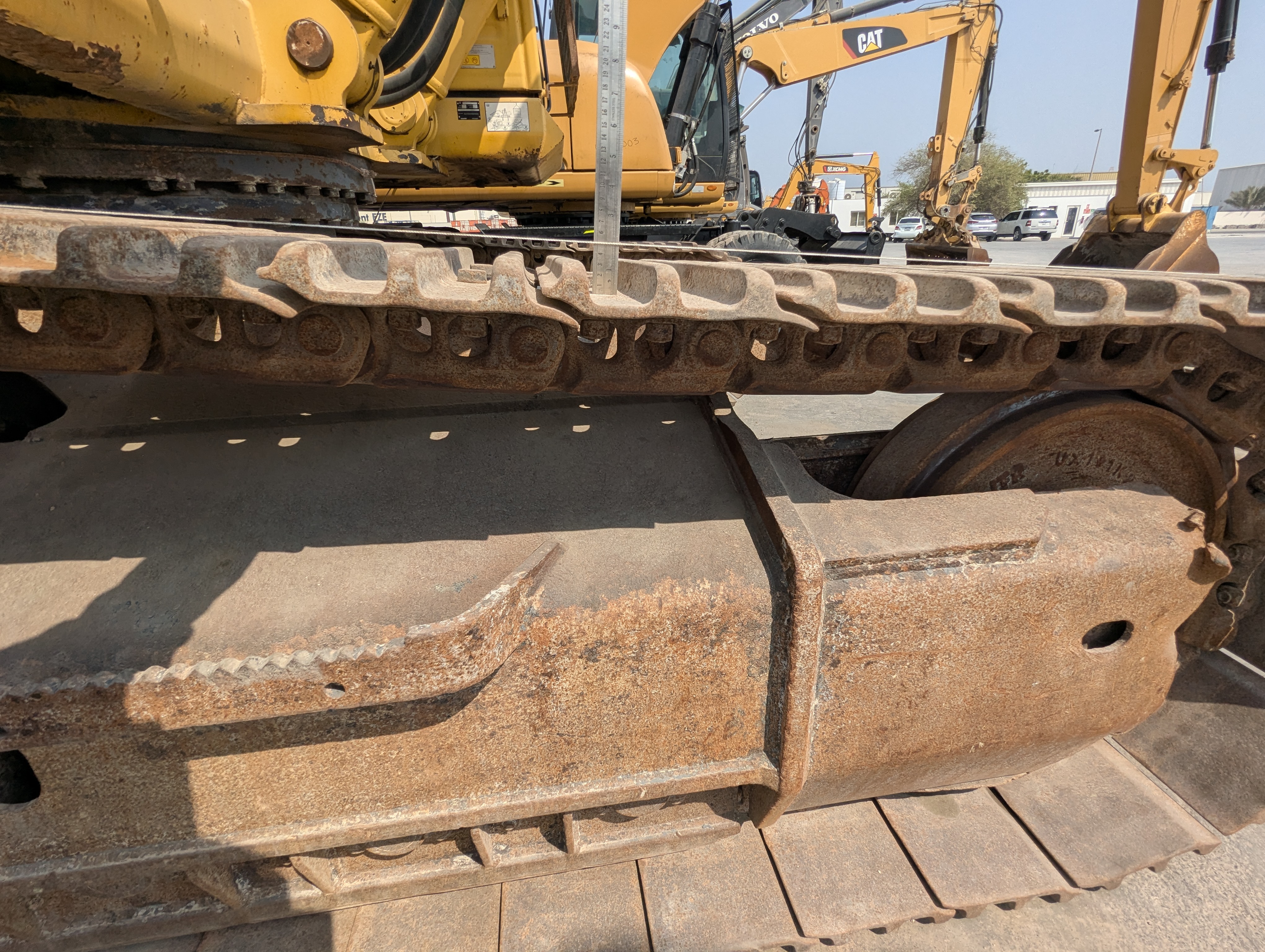 MDX-012-Komatsu-PC350LC-8-Medium-excavators-inspection-Undercarriage-Right-track-tensioner-2