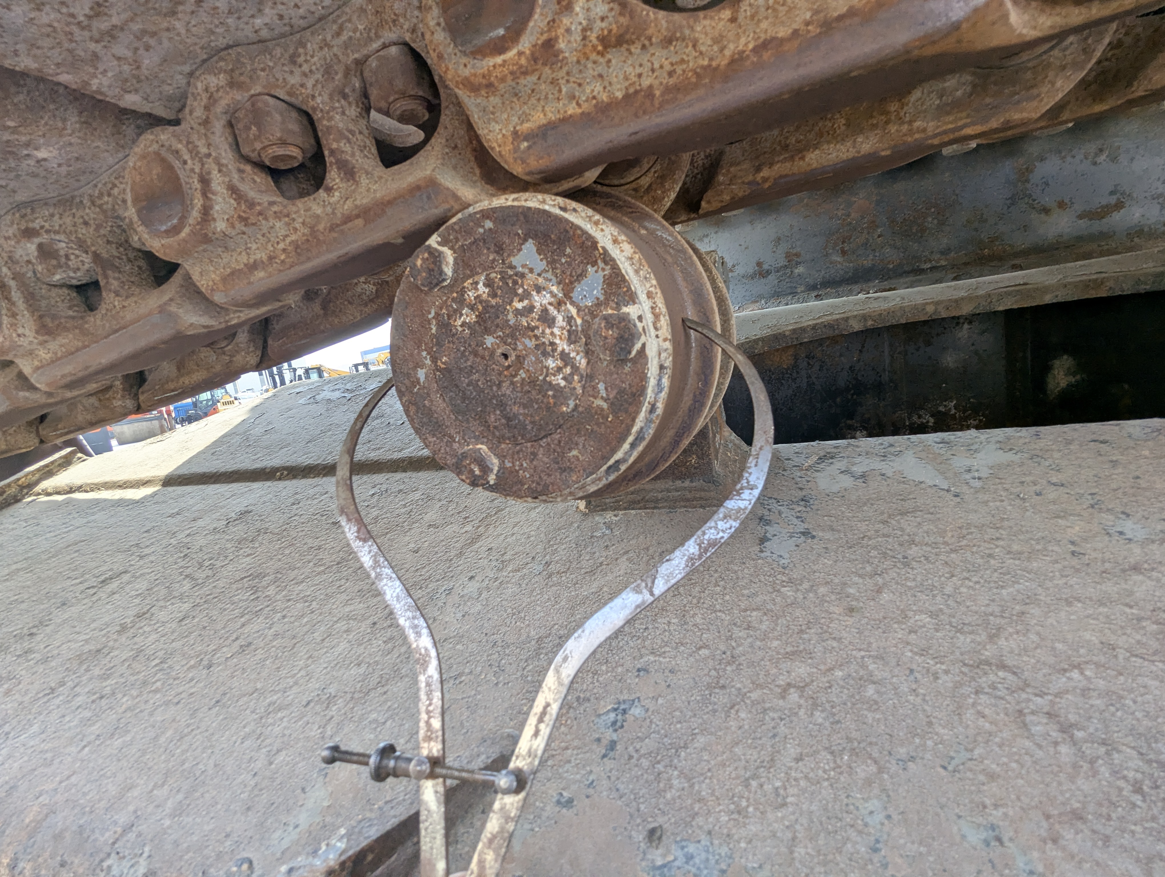 MDX-012-Komatsu-PC350LC-8-Medium-excavators-inspection-Undercarriage-Left-carrier-rollers-3