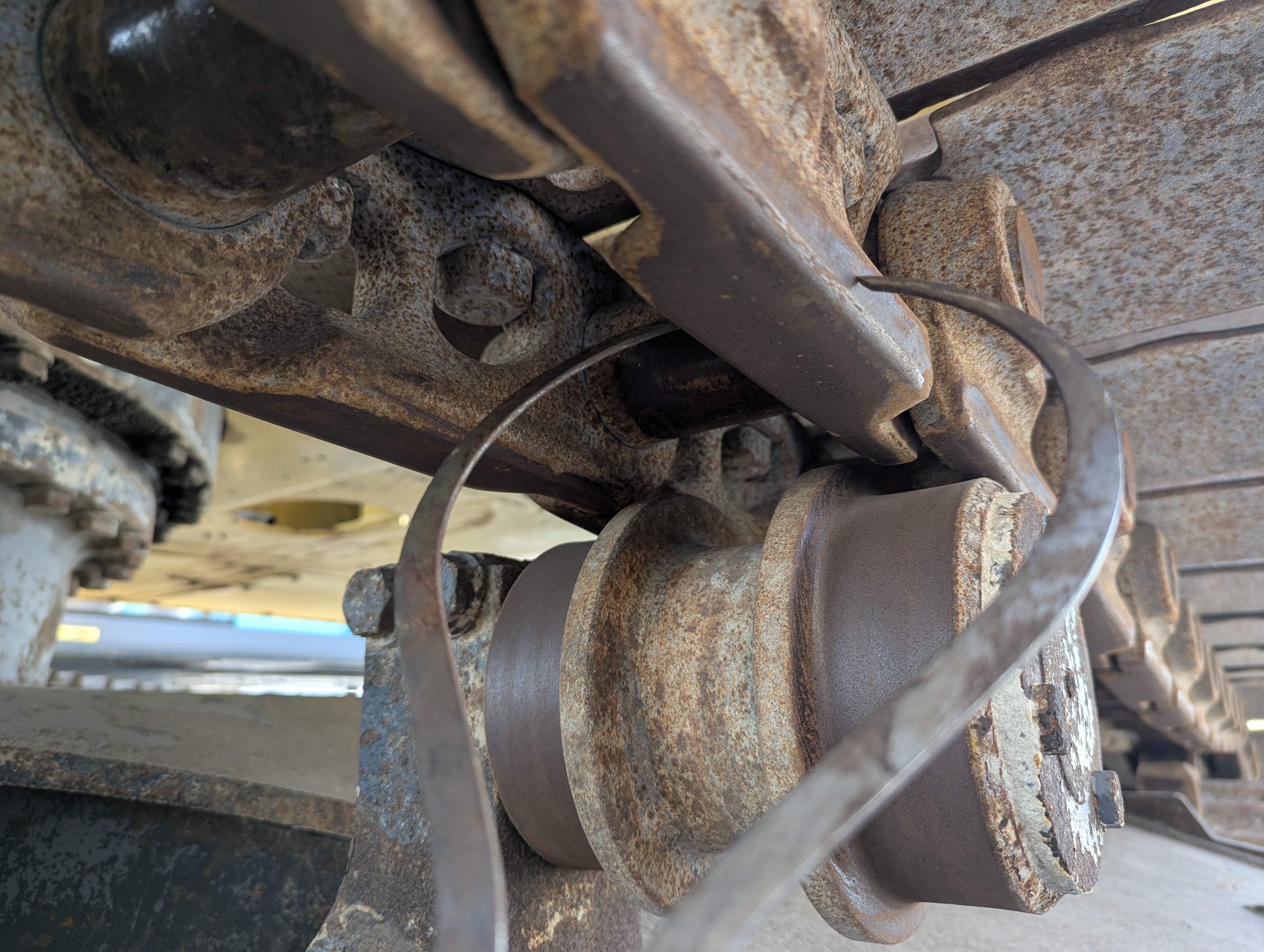 MDX-012-Komatsu-PC350LC-8-Medium-excavators-inspection-Undercarriage-Left-track-chain-2