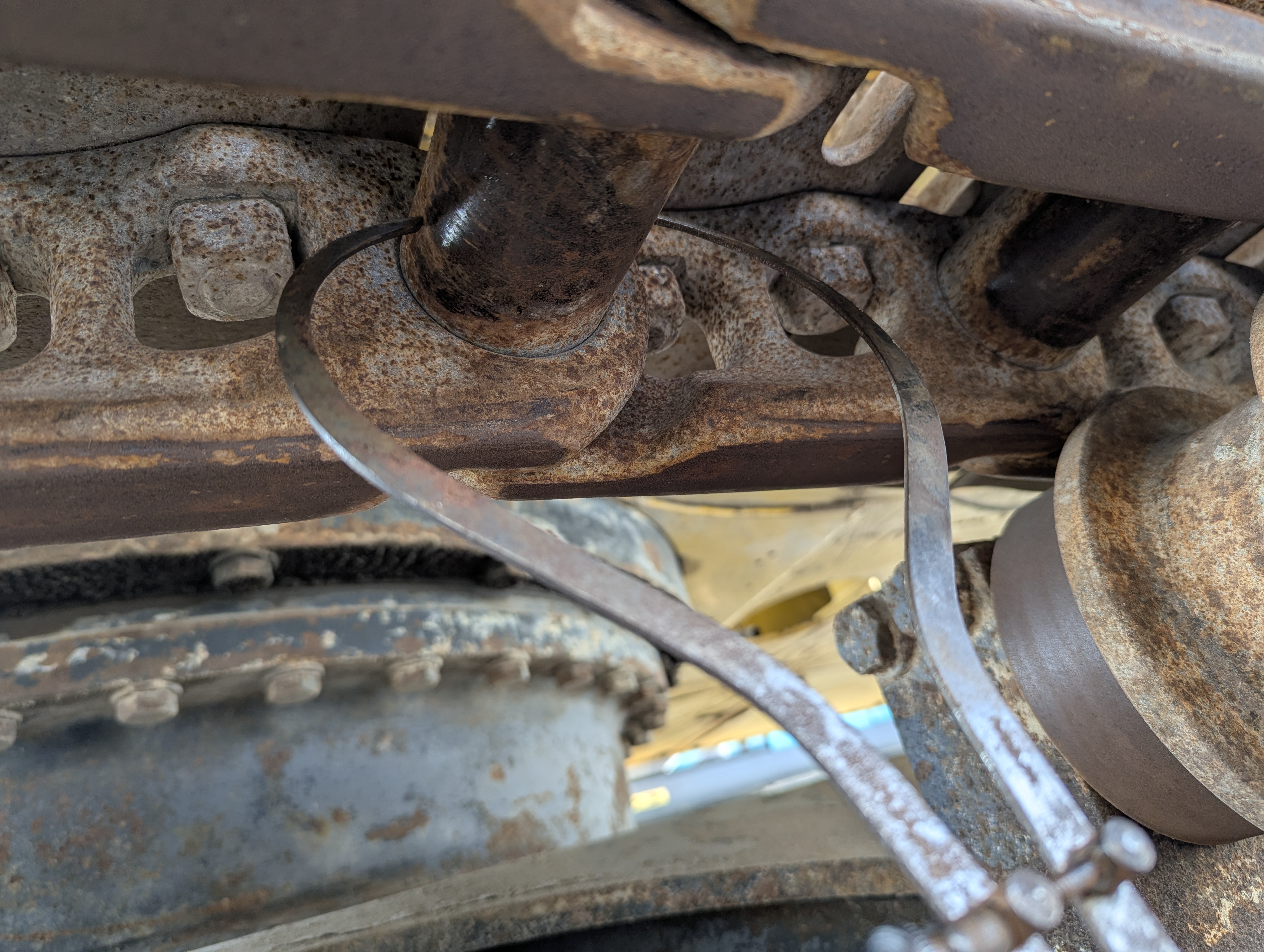 MDX-012-Komatsu-PC350LC-8-Medium-excavators-inspection-Undercarriage-Left-track-chain-2