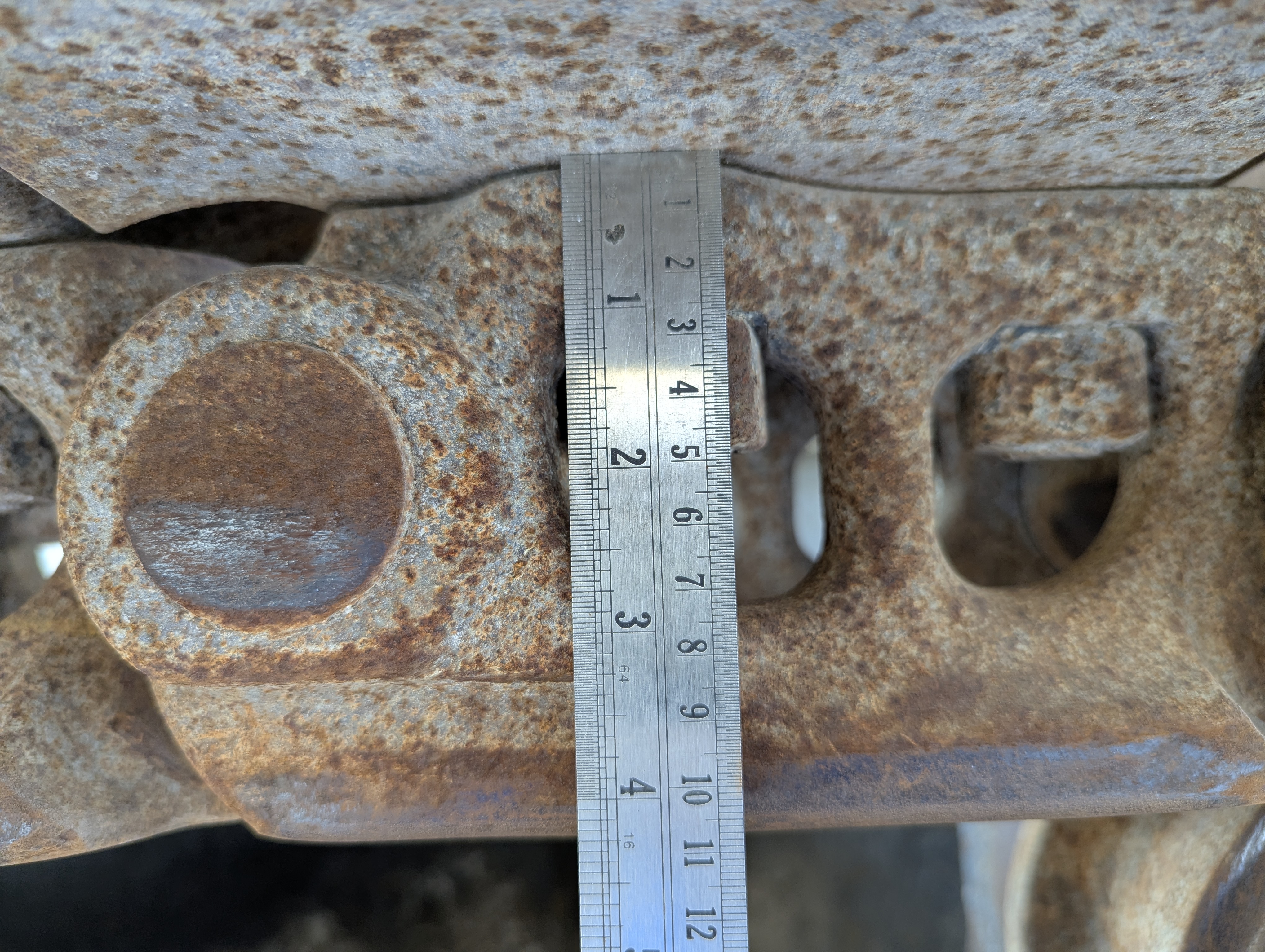 MDX-012-Komatsu-PC350LC-8-Medium-excavators-inspection-Undercarriage-Left-track-chain-2